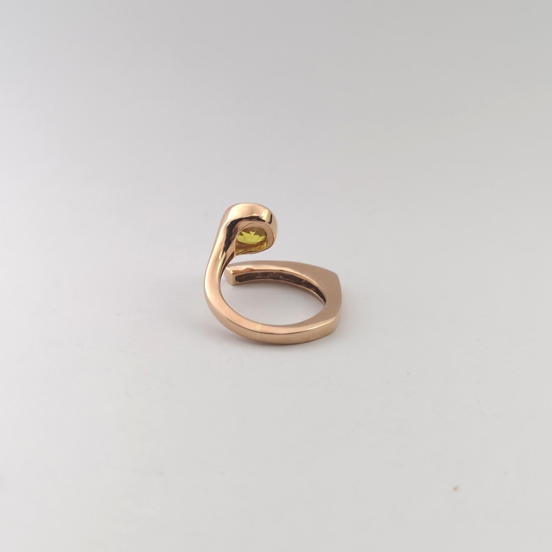 Bague en or rose 18 carats ornée d'un saphir jaune et d'un diamant en vente 7