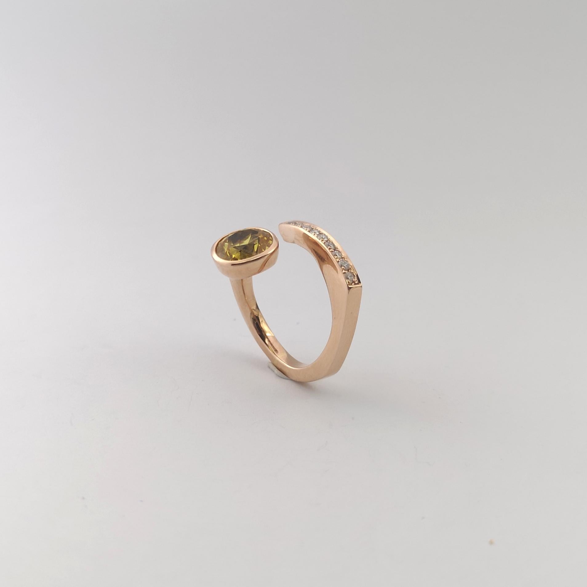 Bague en or rose 18 carats ornée d'un saphir jaune et d'un diamant en vente 10