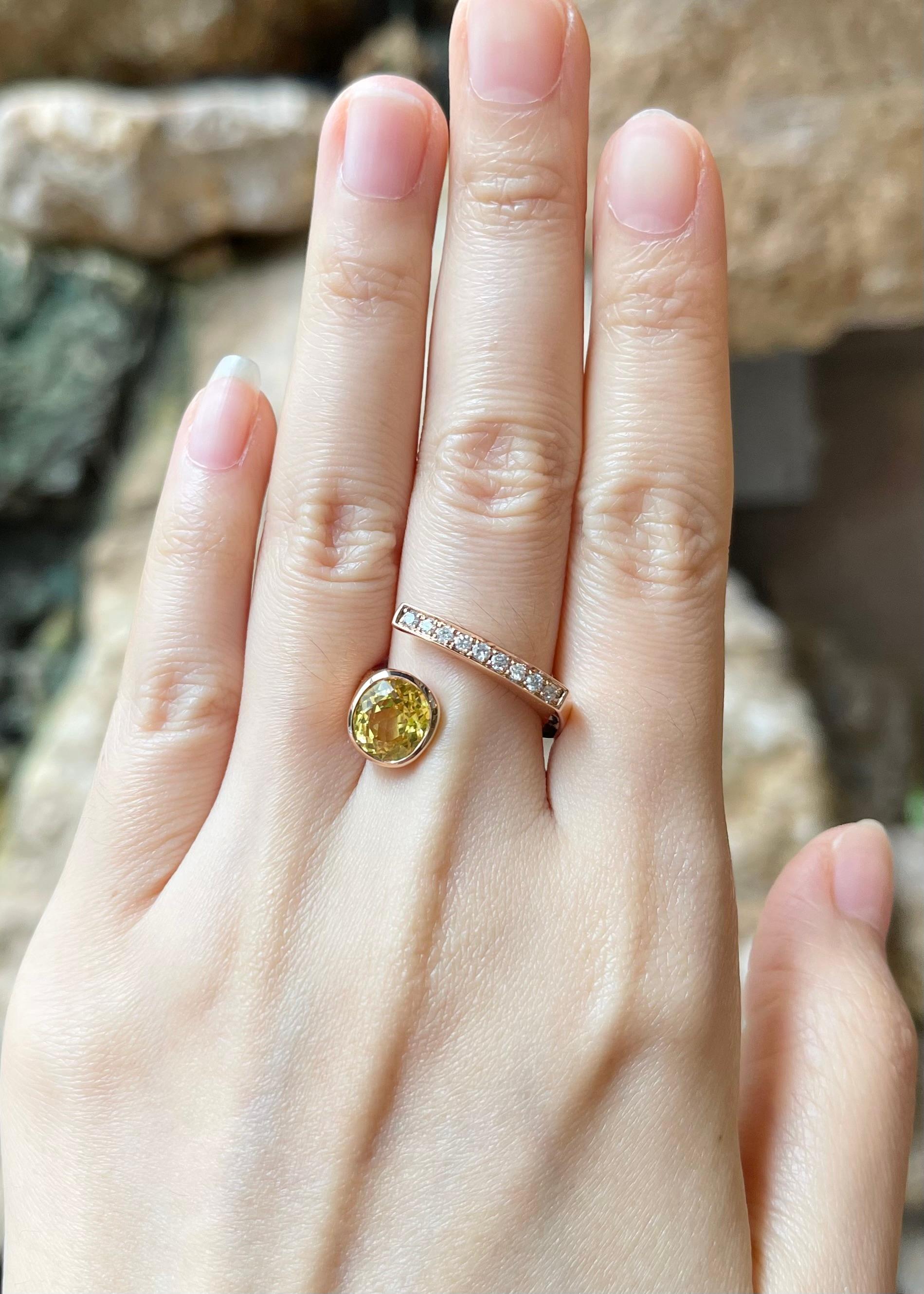 Bague en or rose 18 carats avec saphir jaune 2,62 carats et diamant 0,17 carat

Largeur :  2.0 cm 
Longueur : 1.5 cm
Taille de l'anneau : 52
Poids total : 7,11 grammes

