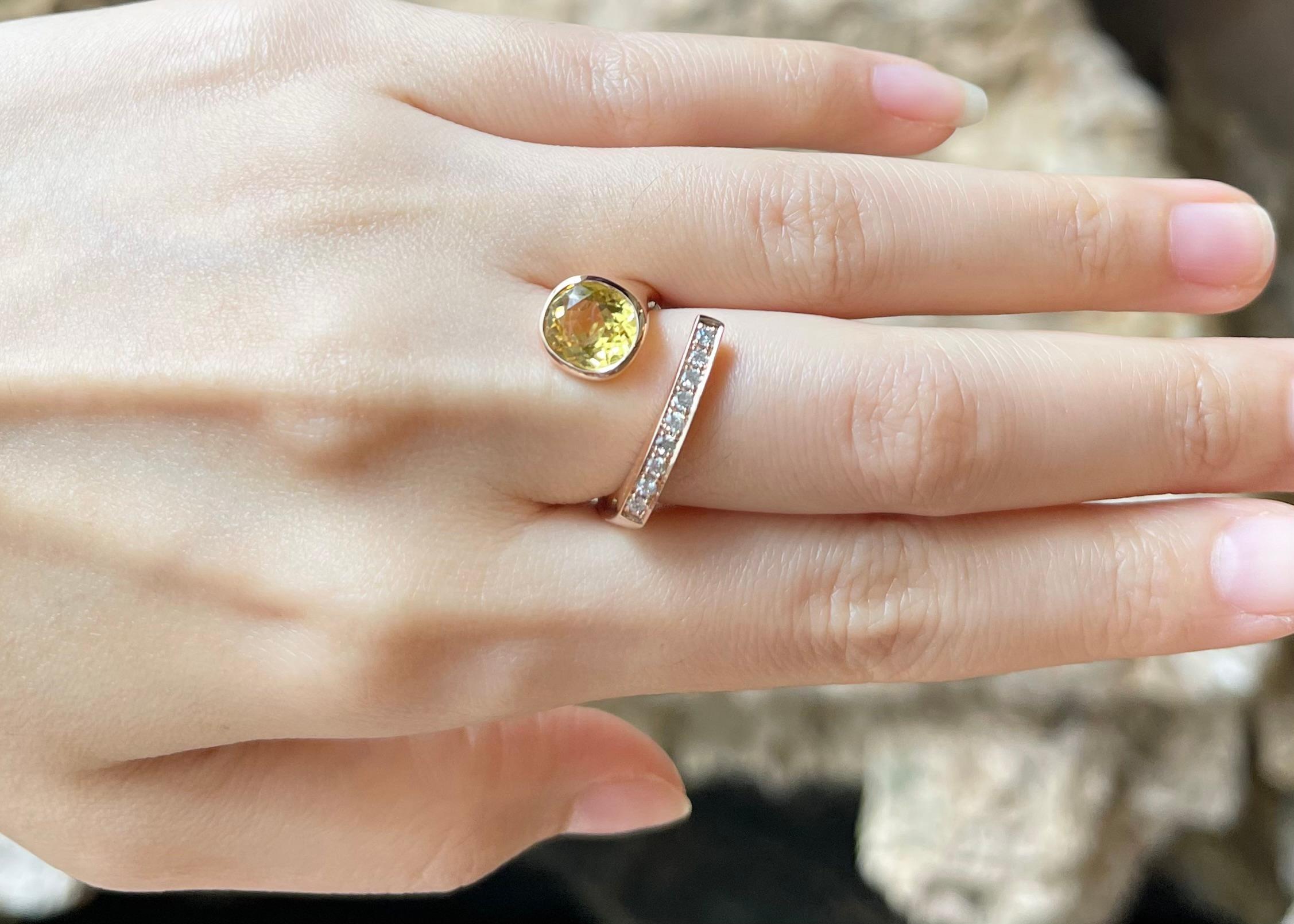 Contemporain Bague en or rose 18 carats ornée d'un saphir jaune et d'un diamant en vente