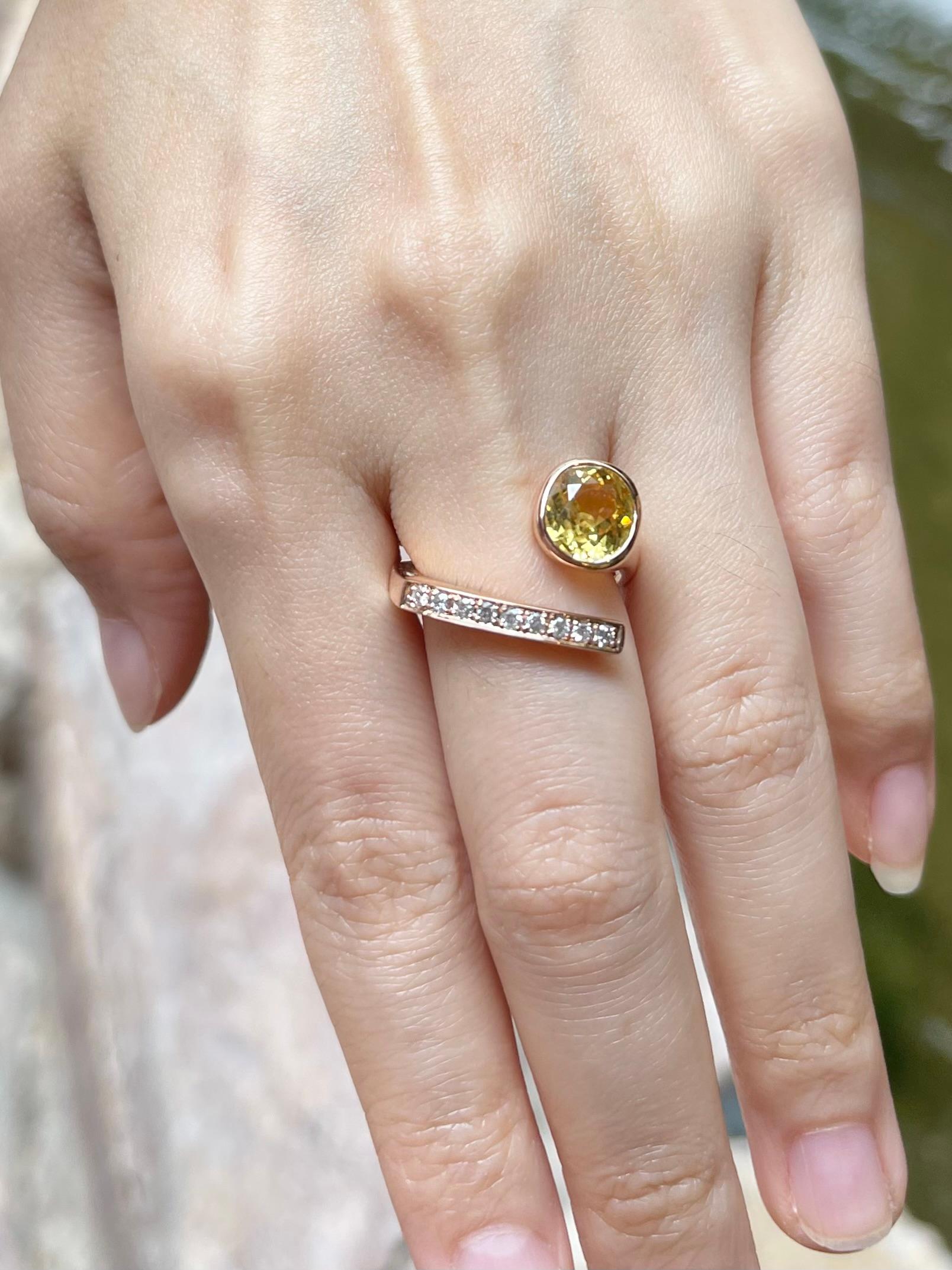 Taille ronde Bague en or rose 18 carats ornée d'un saphir jaune et d'un diamant en vente