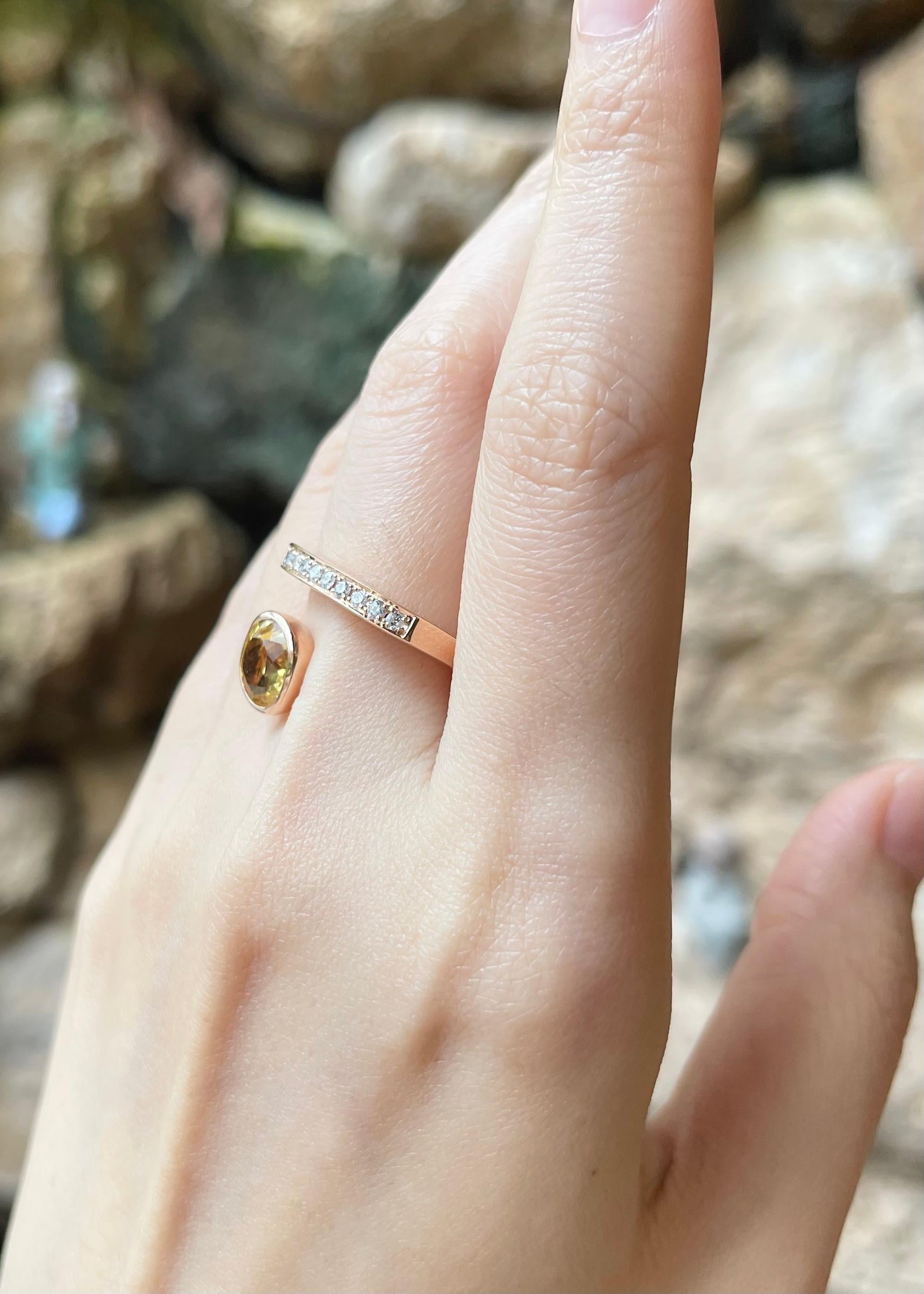 Bague en or rose 18 carats ornée d'un saphir jaune et d'un diamant Neuf - En vente à Bangkok, TH