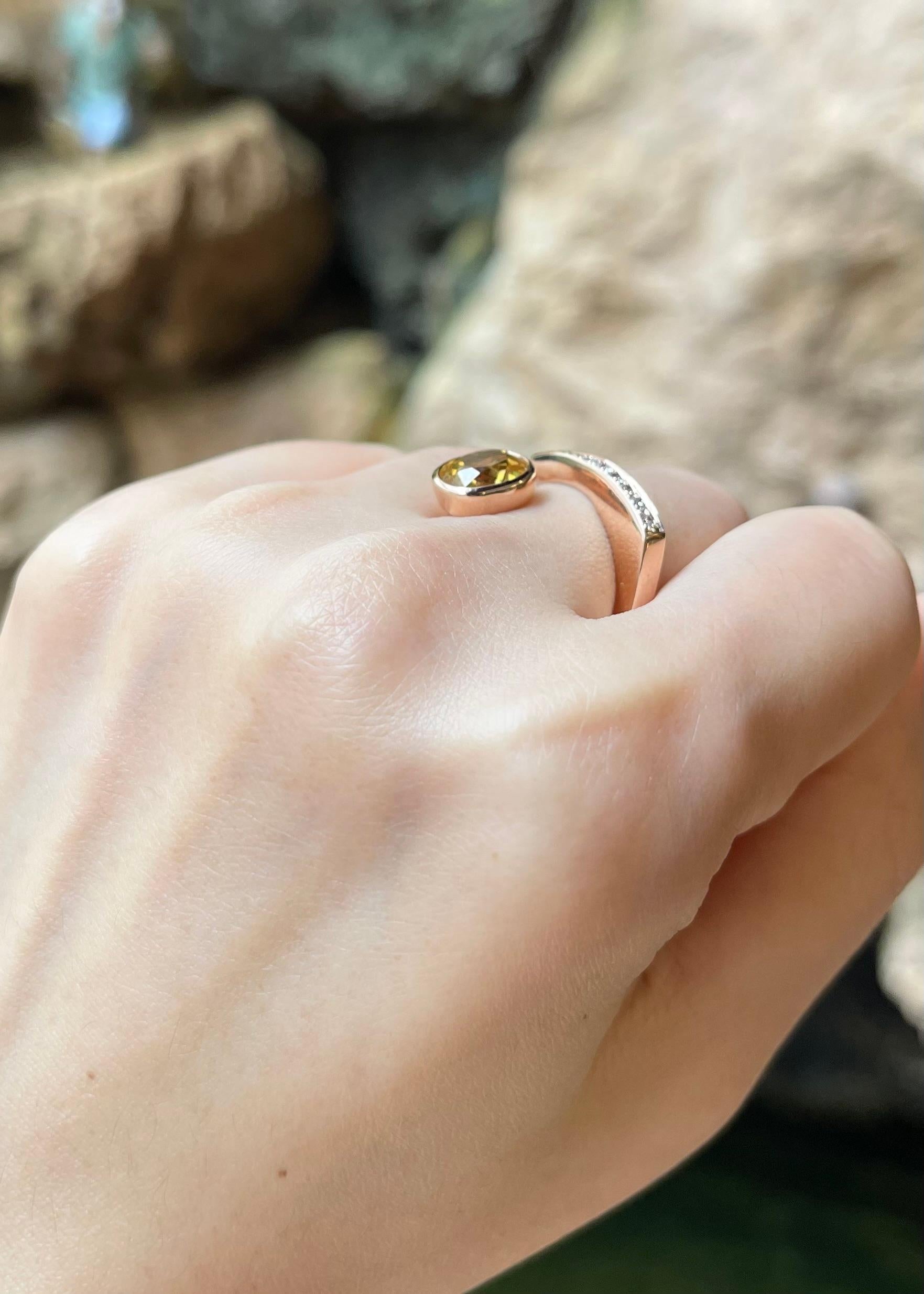Bague en or rose 18 carats ornée d'un saphir jaune et d'un diamant Unisexe en vente