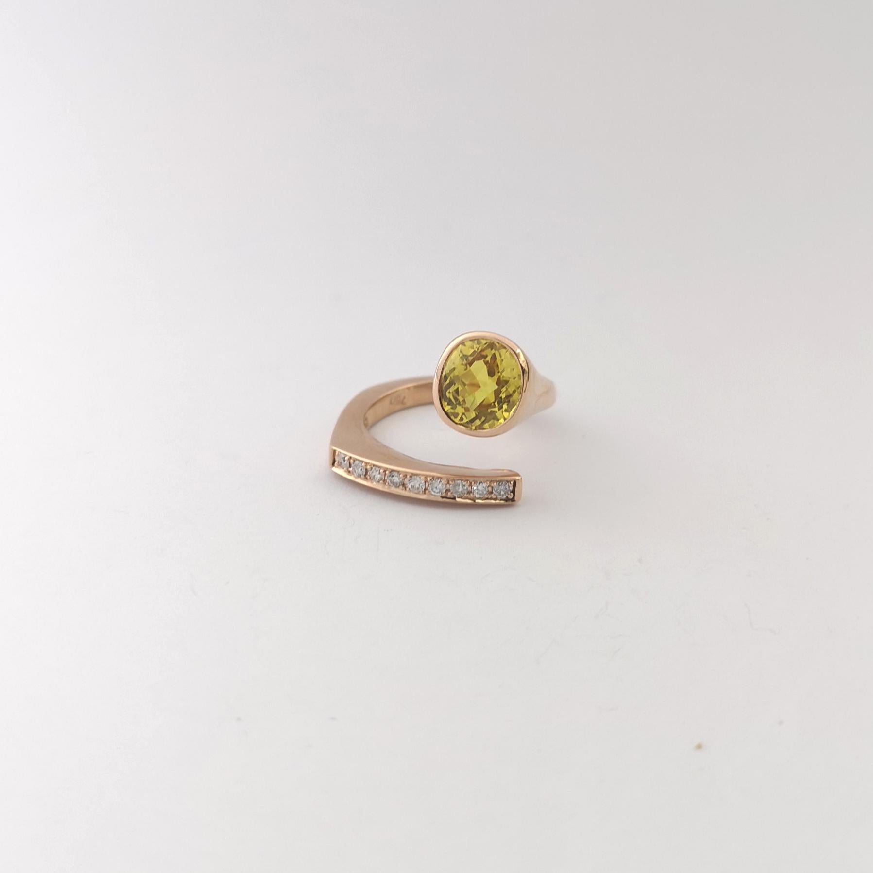 Bague en or rose 18 carats ornée d'un saphir jaune et d'un diamant en vente 2