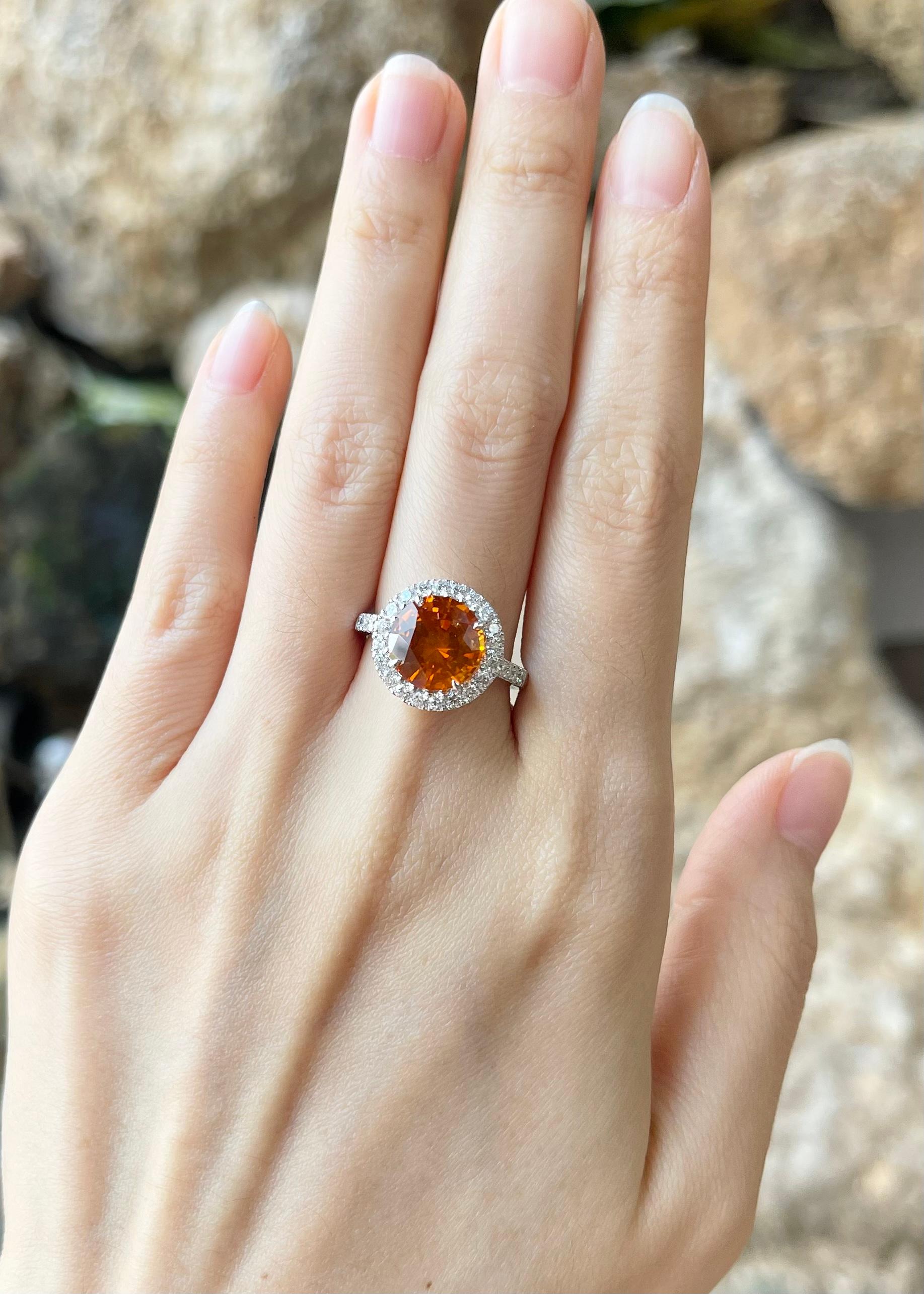 Bague en or blanc 18 carats sertie d'un saphir jaune de 4,42 carats et d'un diamant de 0,74 carat

Largeur :  1,4 cm 
Longueur : 1,4 cm
Taille de l'anneau : 53
Poids total : 5,63 grammes

