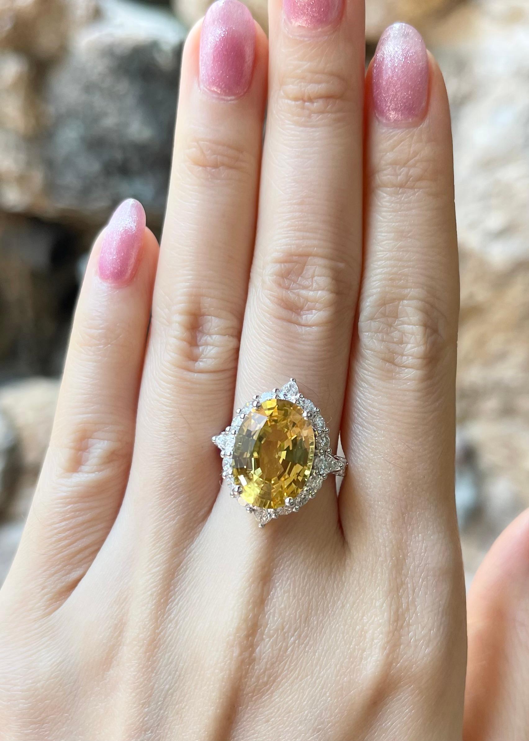 Saphir jaune 9,48 carats et diamant 1,77 carats Bague en or blanc 18 carats

Largeur :  1.9 cm 
Longueur : 2.2 cm
Taille de l'anneau : 54
Poids total : 8,24 grammes

