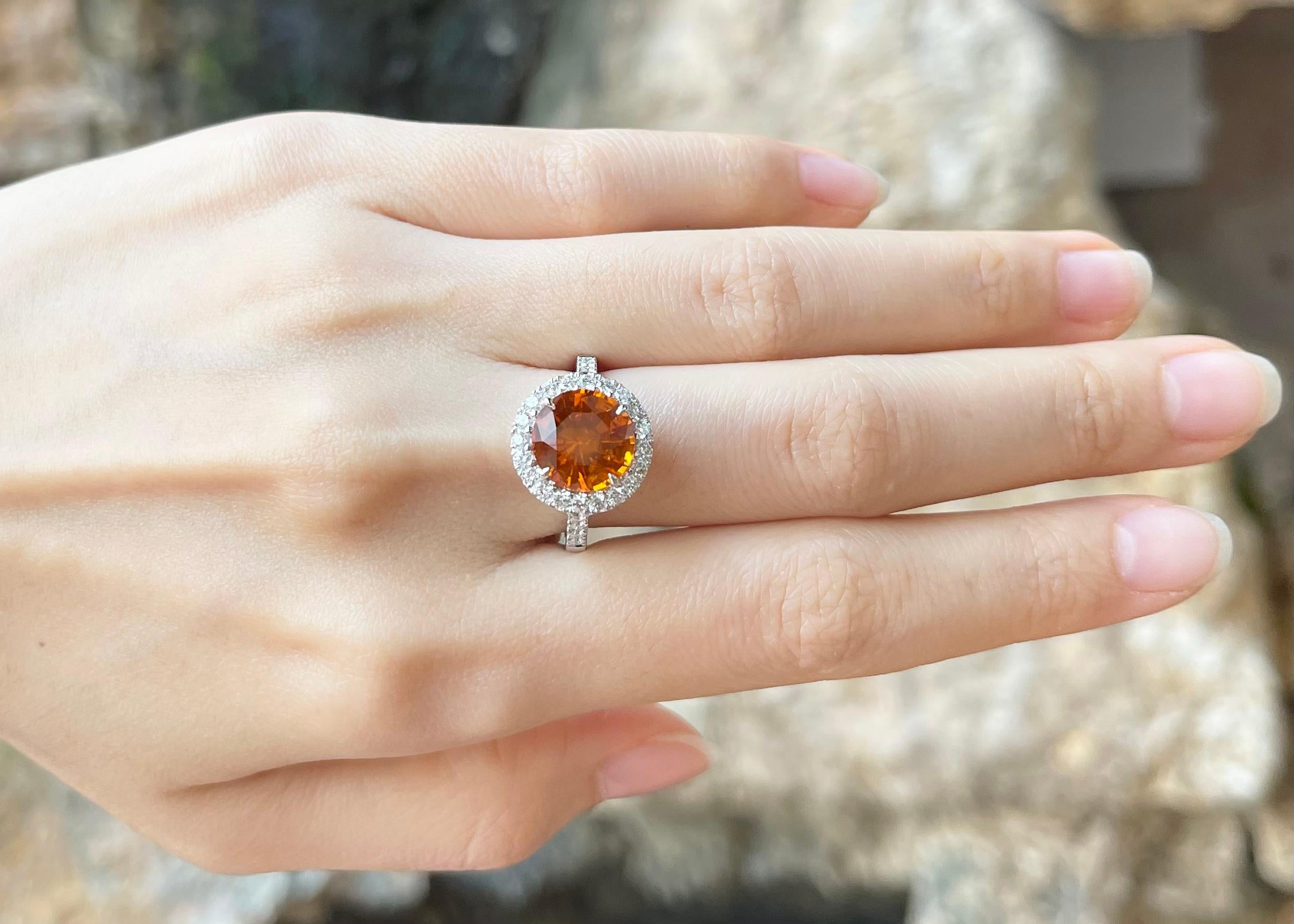 Contemporain Bague en saphir jaune et diamant sertie d'or blanc 18K en vente