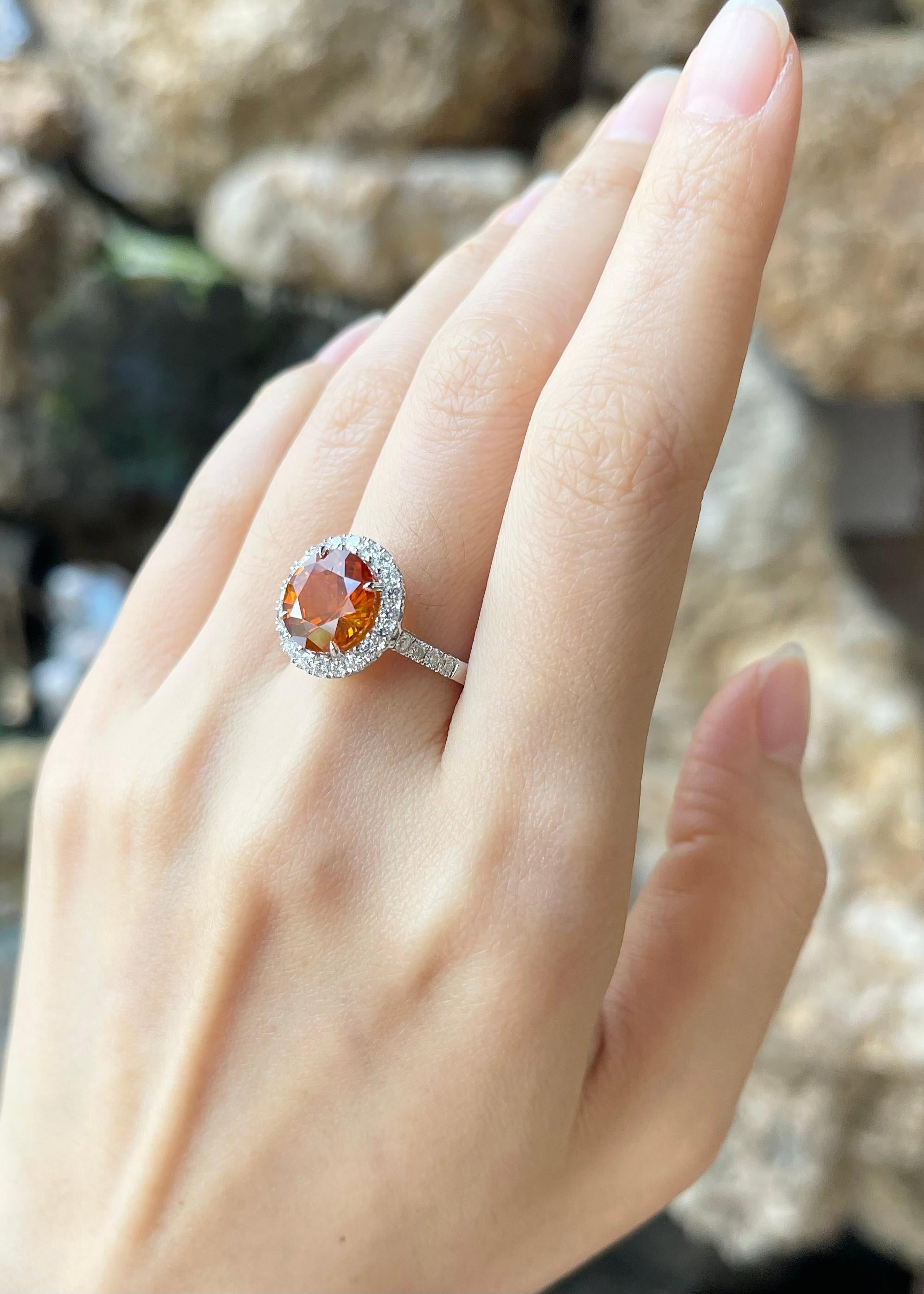 Taille ronde Bague en saphir jaune et diamant sertie d'or blanc 18K en vente
