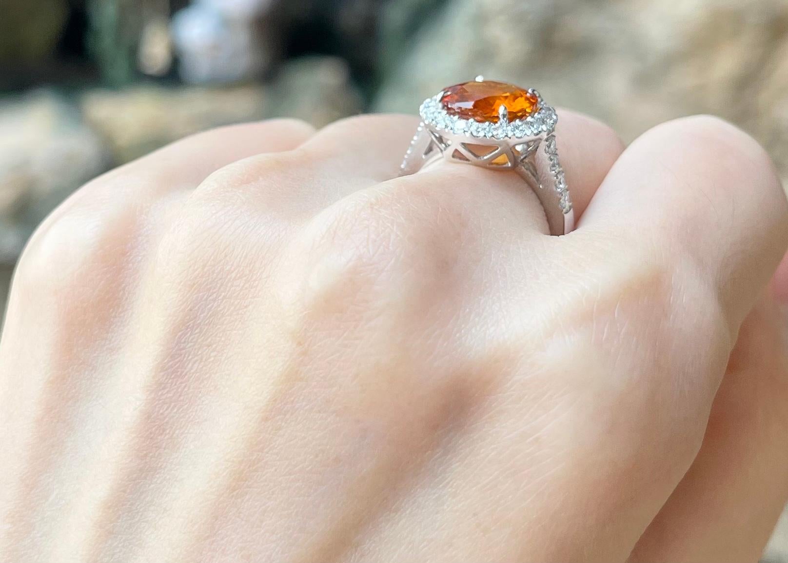 Bague en saphir jaune et diamant sertie d'or blanc 18K Neuf - En vente à Bangkok, TH