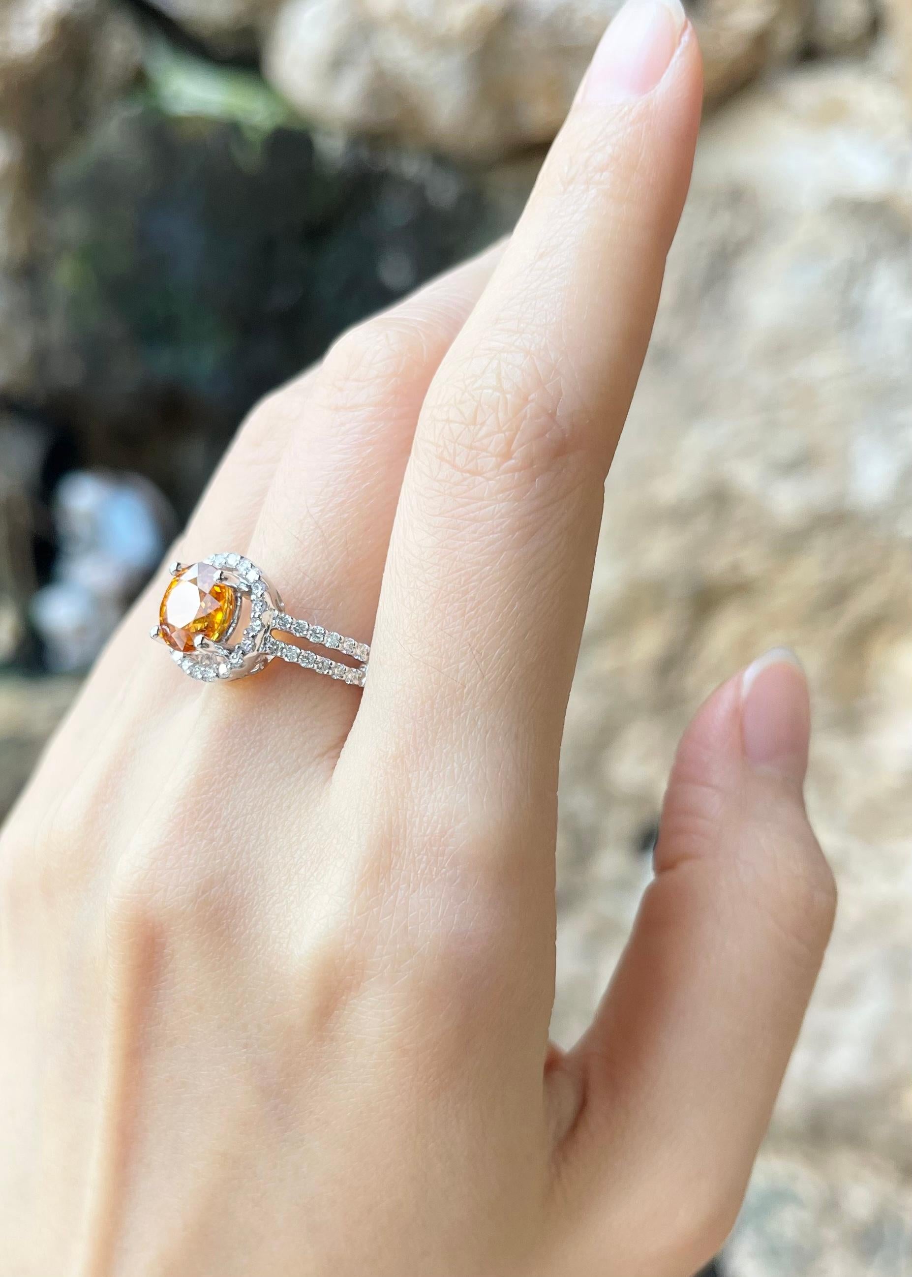 Yellow Sapphire with Diamond Ring Set in 18k White Gold Settings In New Condition For Sale In Bangkok, TH