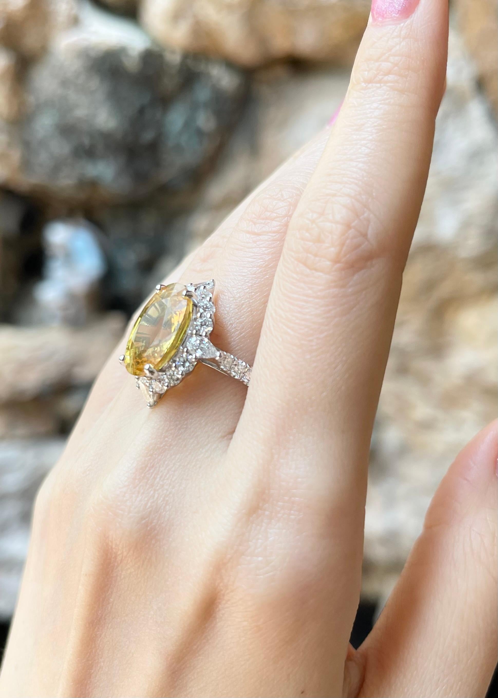 Bague en saphir jaune et diamant sertie d'or blanc 18K Neuf - En vente à Bangkok, TH