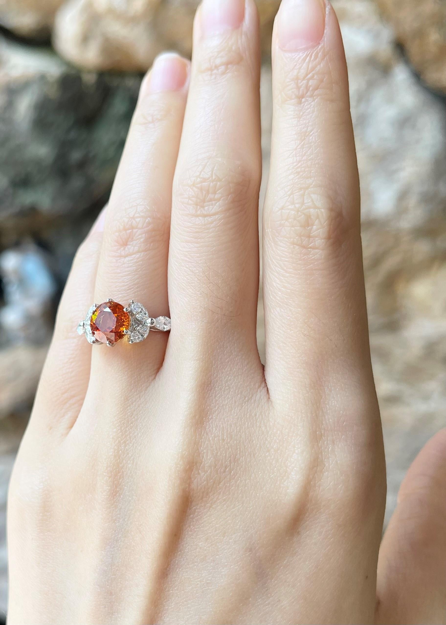 Yellow Sapphire with Diamond Ring set in 18K White Gold Settings In New Condition For Sale In Bangkok, TH