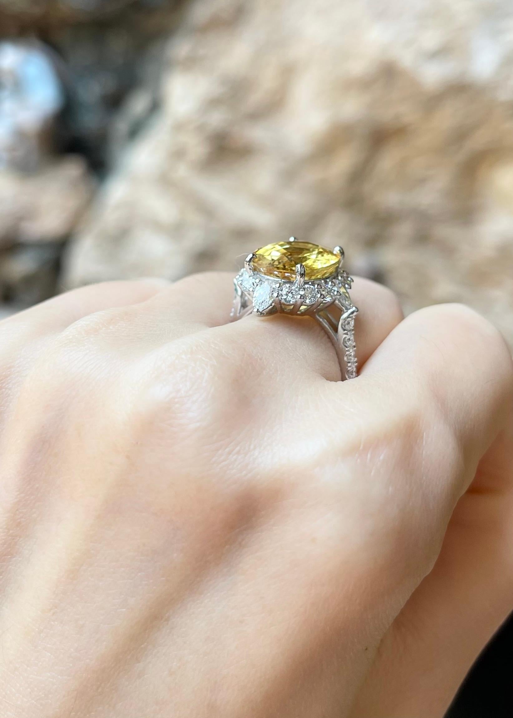 Bague en saphir jaune et diamant sertie d'or blanc 18K Pour femmes en vente
