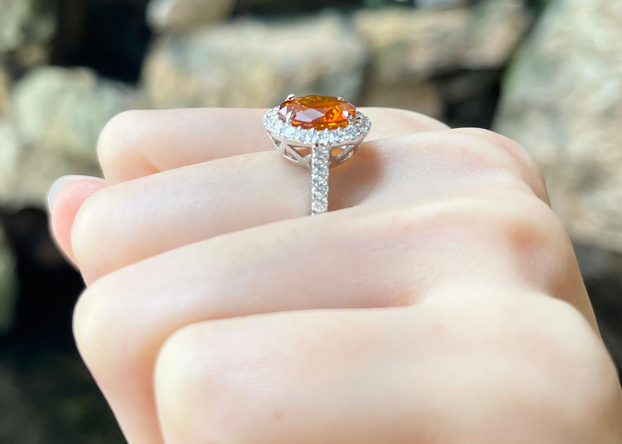 Bague en saphir jaune et diamant sertie d'or blanc 18K en vente 1