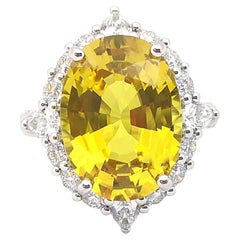 Anello con zaffiro giallo e diamante incastonato in oro bianco 18 carati