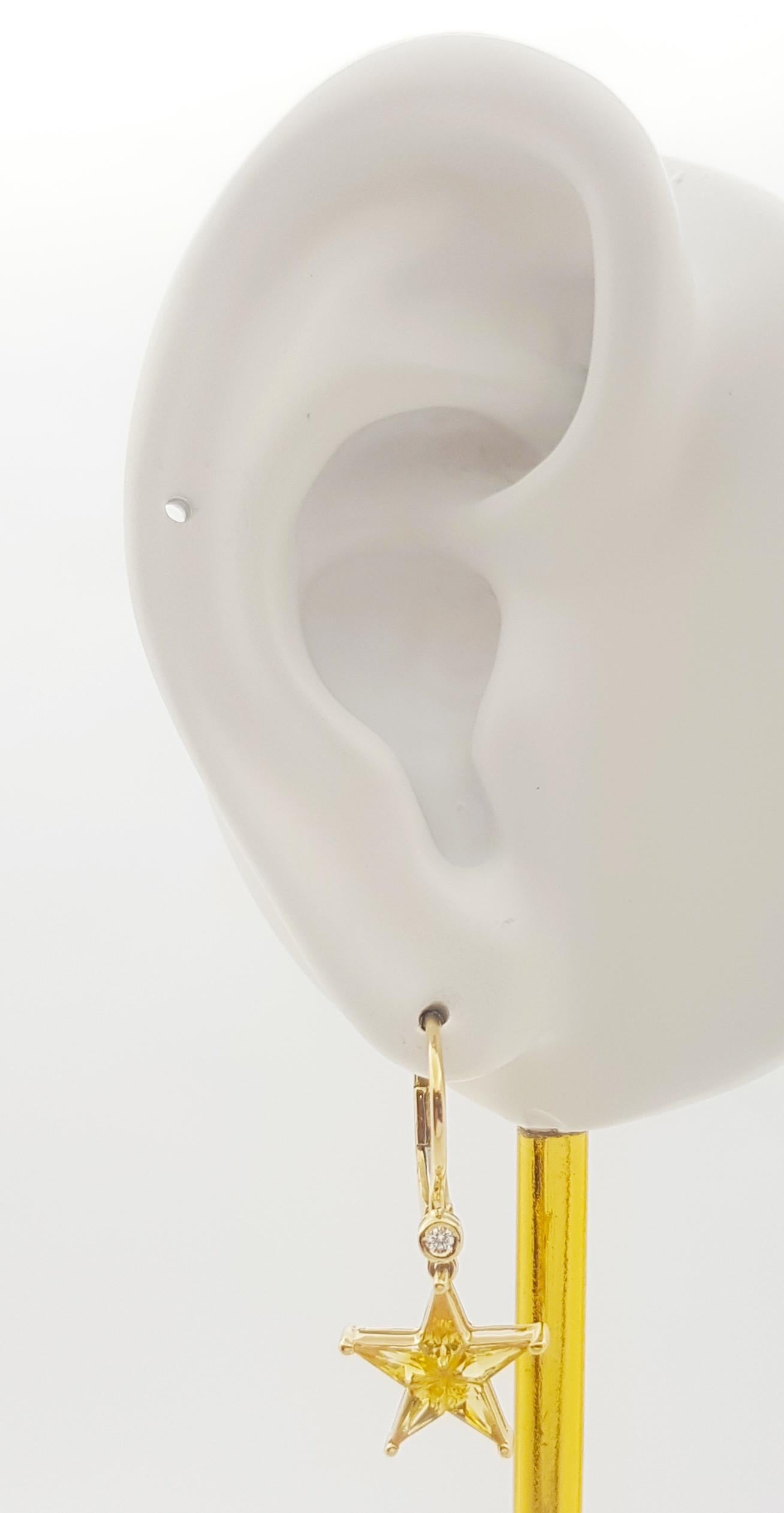 Boucles d'oreilles saphir jaune 1,38 carats et diamant 0,03 carat montées sur or 18 carats

Largeur : 1.3 cm 
Longueur : 2,6 cm
Poids total : 3,29 grammes


