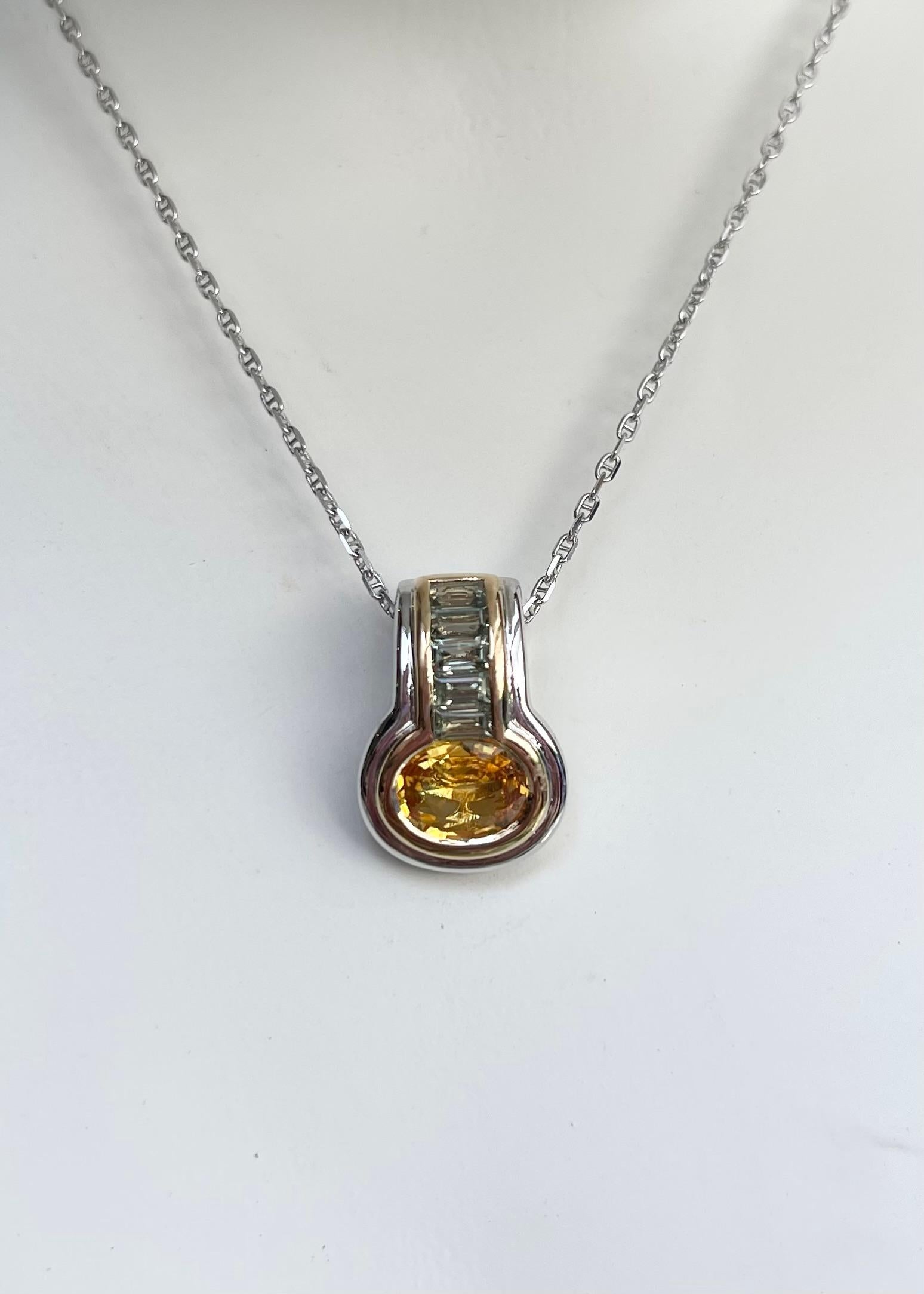 Saphir jaune 1,65 carats et saphir vert 0,78 carats Pendentif en or jaune/blanc 18 carats
(chaîne non incluse)

Largeur : 1.4 cm 
Longueur : 1.9 cm
Poids total : 7,56 grammes

