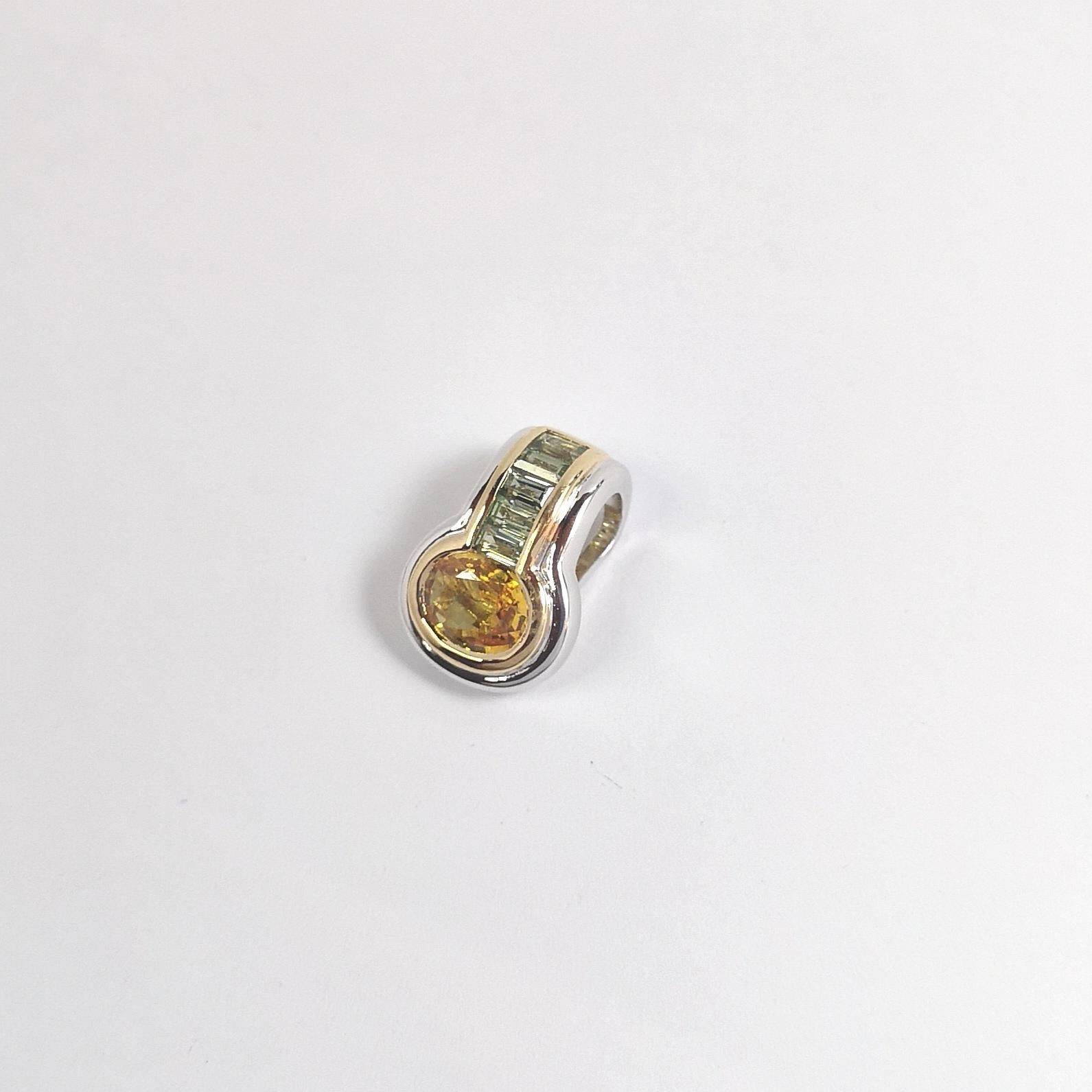Taille mixte Pendentif en or jaune/blanc 18 carats serti d'un saphir jaune et d'un saphir vert en vente