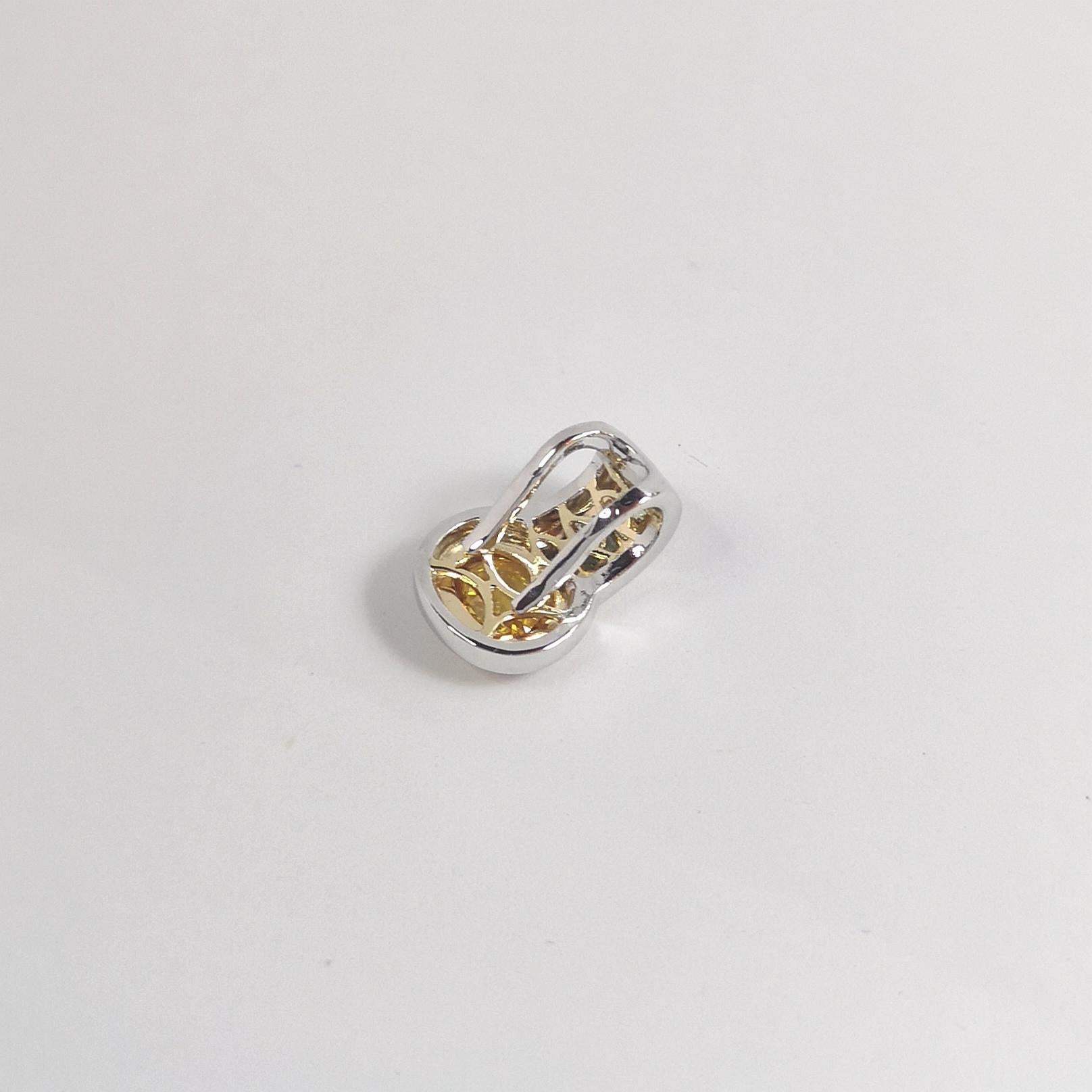 Pendentif en or jaune/blanc 18 carats serti d'un saphir jaune et d'un saphir vert en vente 1