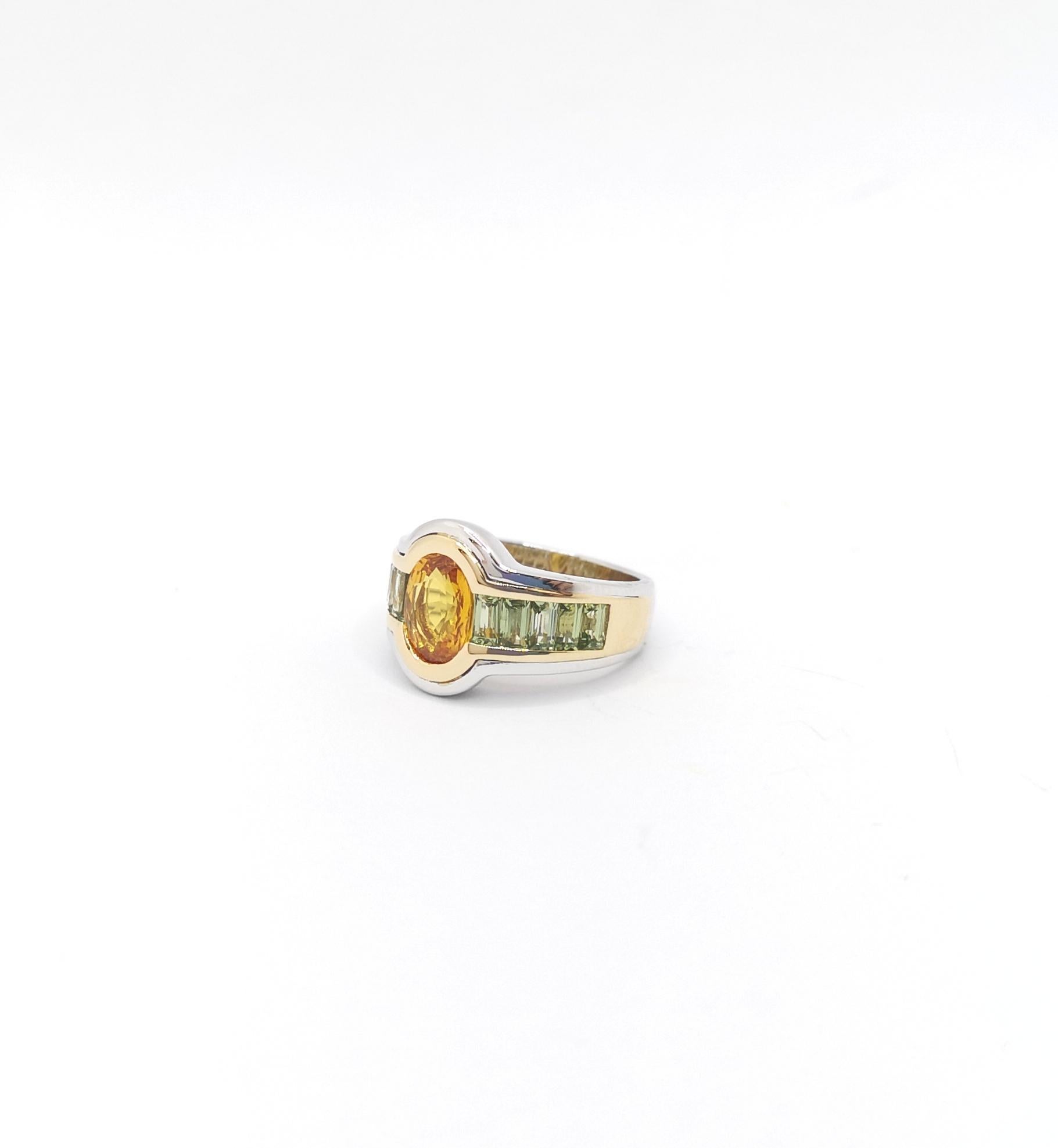 Bague en or jaune/blanc 18 carats sertie de saphirs jaunes et de saphirs verts en vente 4