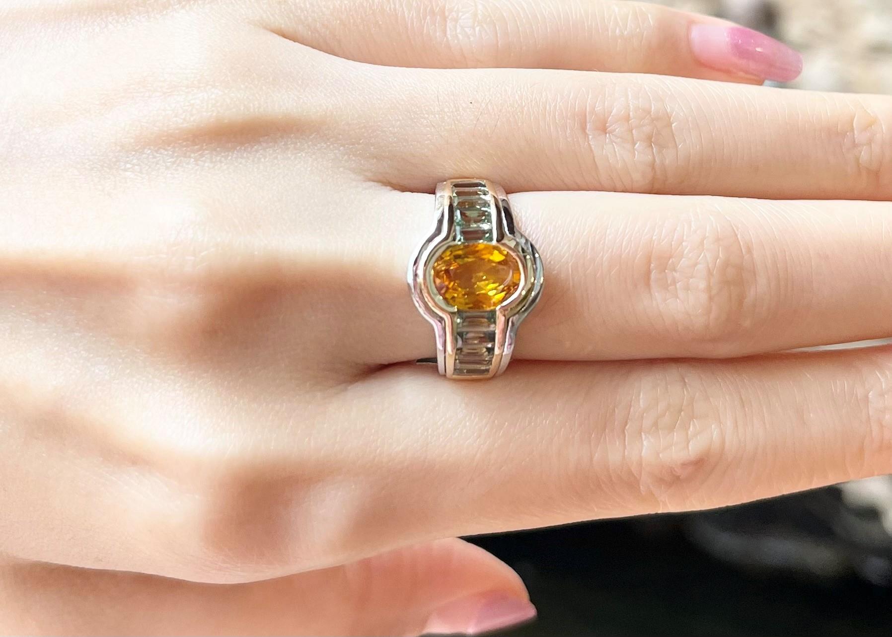 Taille mixte Bague en or jaune/blanc 18 carats sertie de saphirs jaunes et de saphirs verts en vente