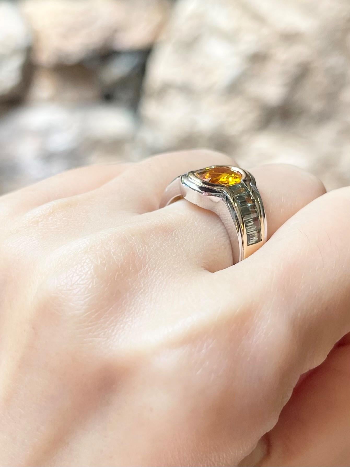 Bague en or jaune/blanc 18 carats sertie de saphirs jaunes et de saphirs verts Neuf - En vente à Bangkok, TH