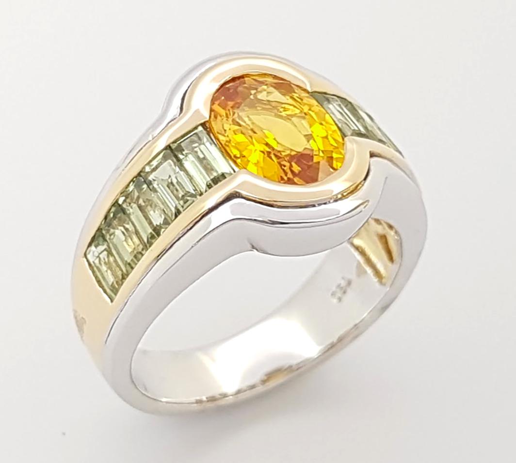 Bague en or jaune/blanc 18 carats sertie de saphirs jaunes et de saphirs verts en vente 2