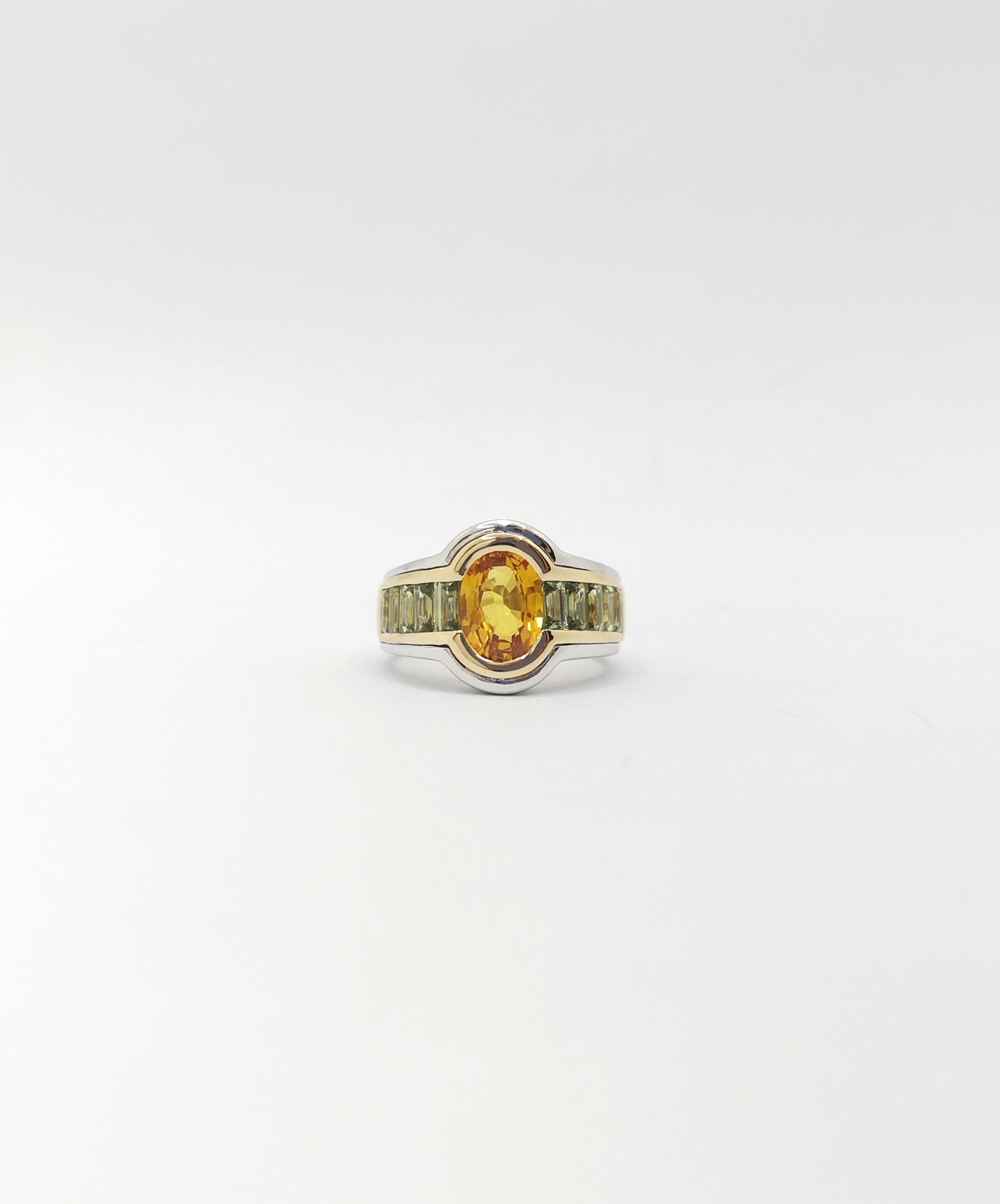 Bague en or jaune/blanc 18 carats sertie de saphirs jaunes et de saphirs verts en vente 3