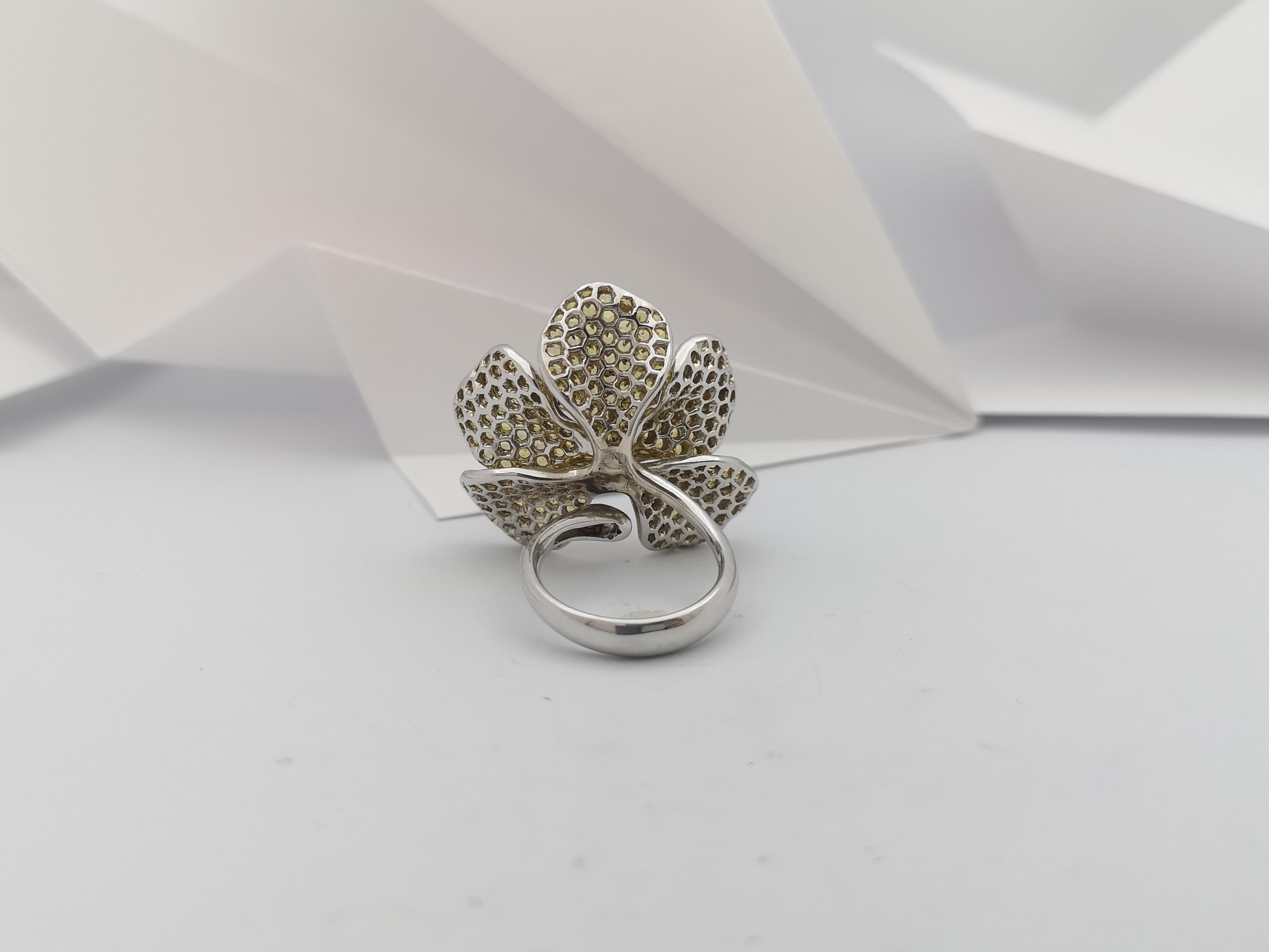 Anillo de zafiro amarillo con rubí engastado en plata en venta 8