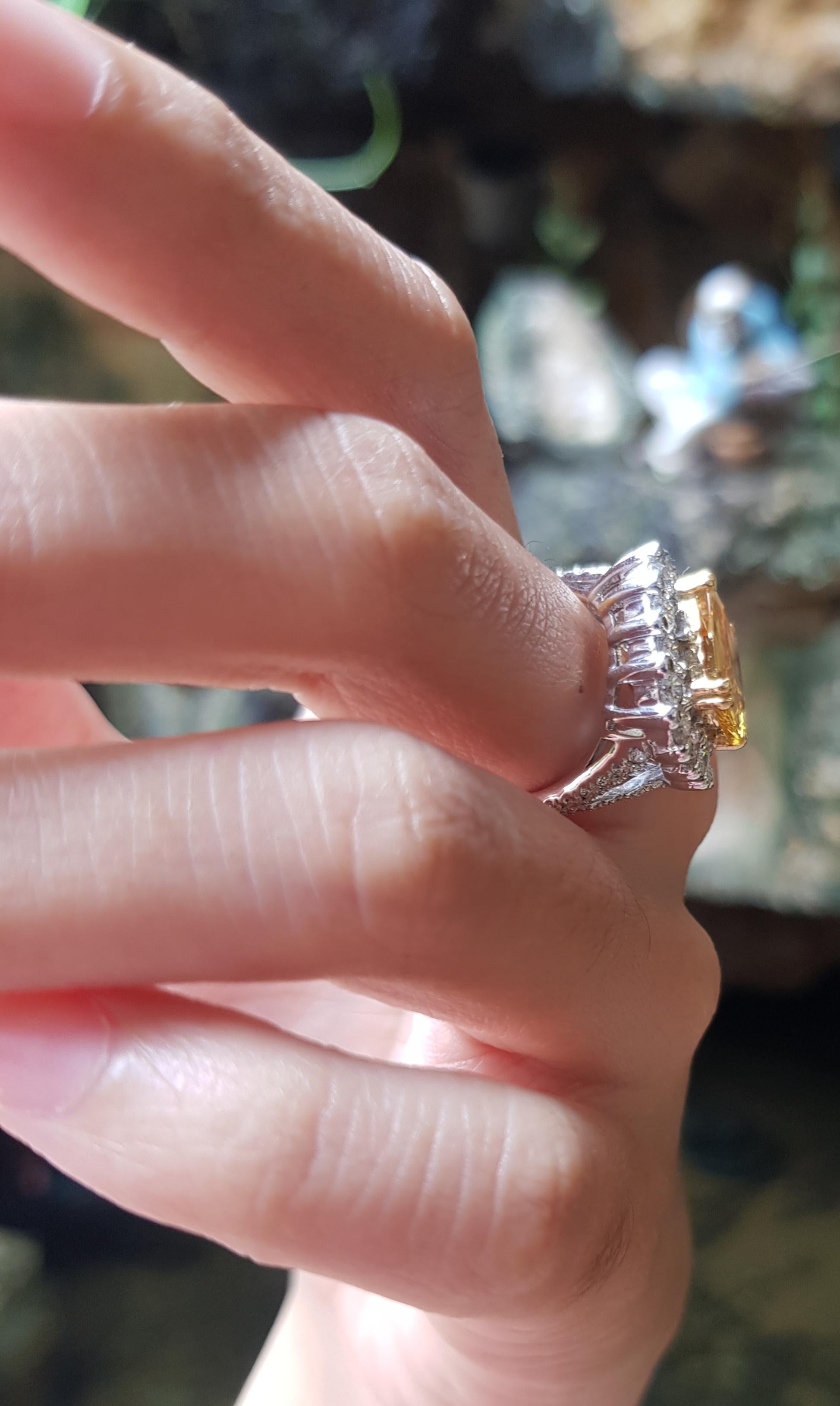 Yellow Sapphire with Yellow Diamond and Diamond Ring Set in 18 Karat White Gold In New Condition For Sale In Bangkok, TH