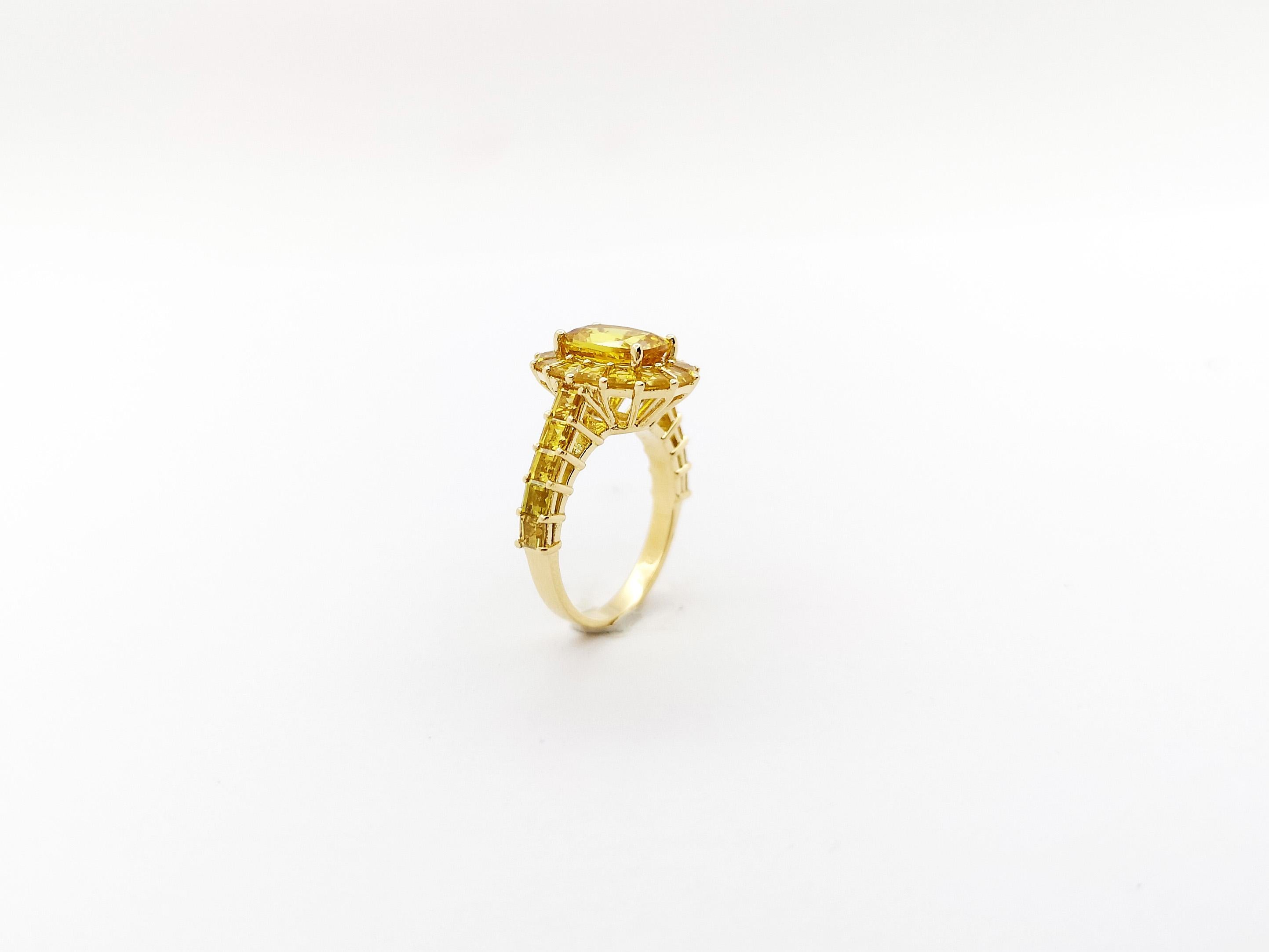 Bague en or 18 carats avec saphir jaune en vente 11