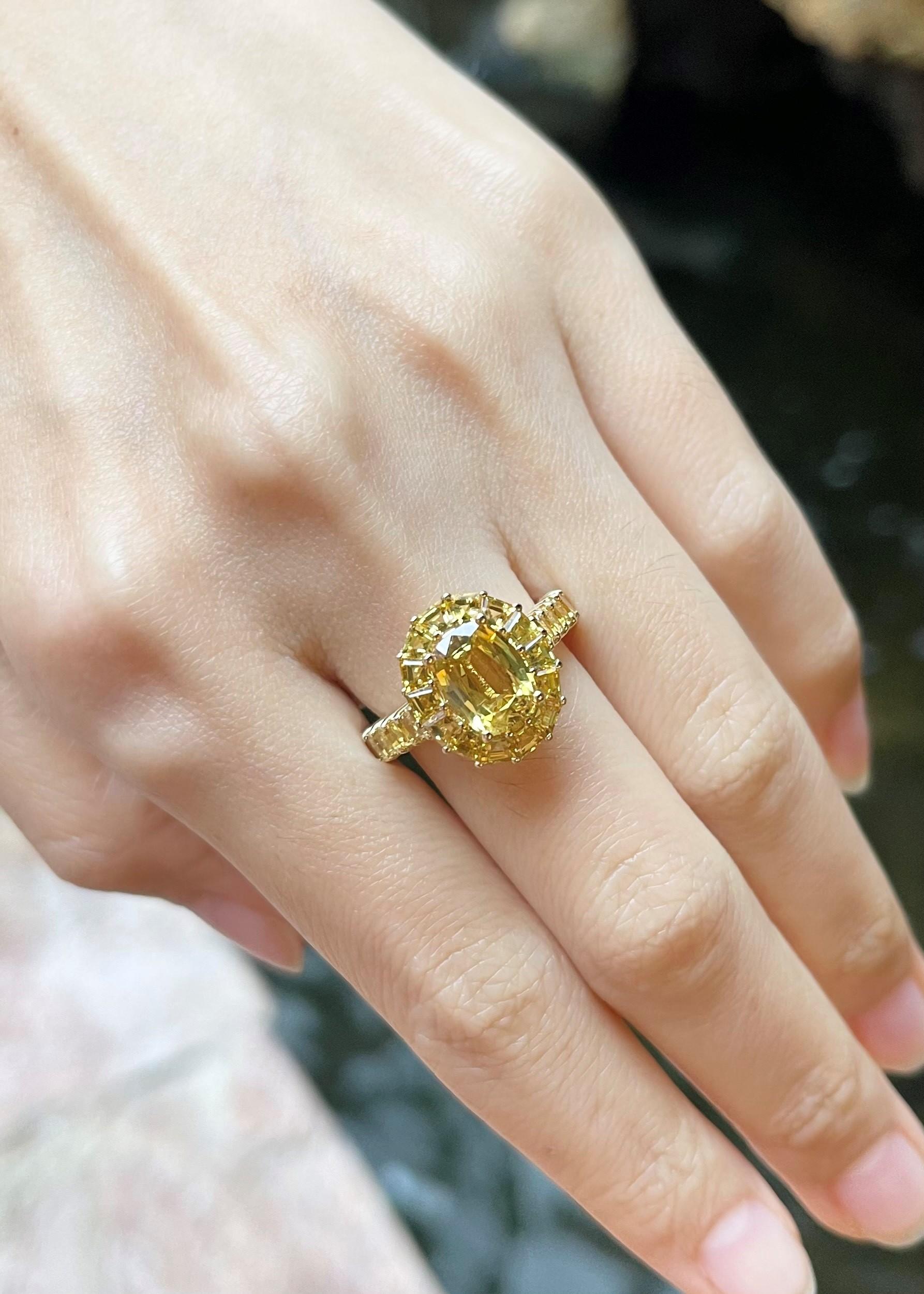 Yellow Sapphire with Yellow Sapphire Ring set in 18K Gold Settings In New Condition For Sale In Bangkok, TH