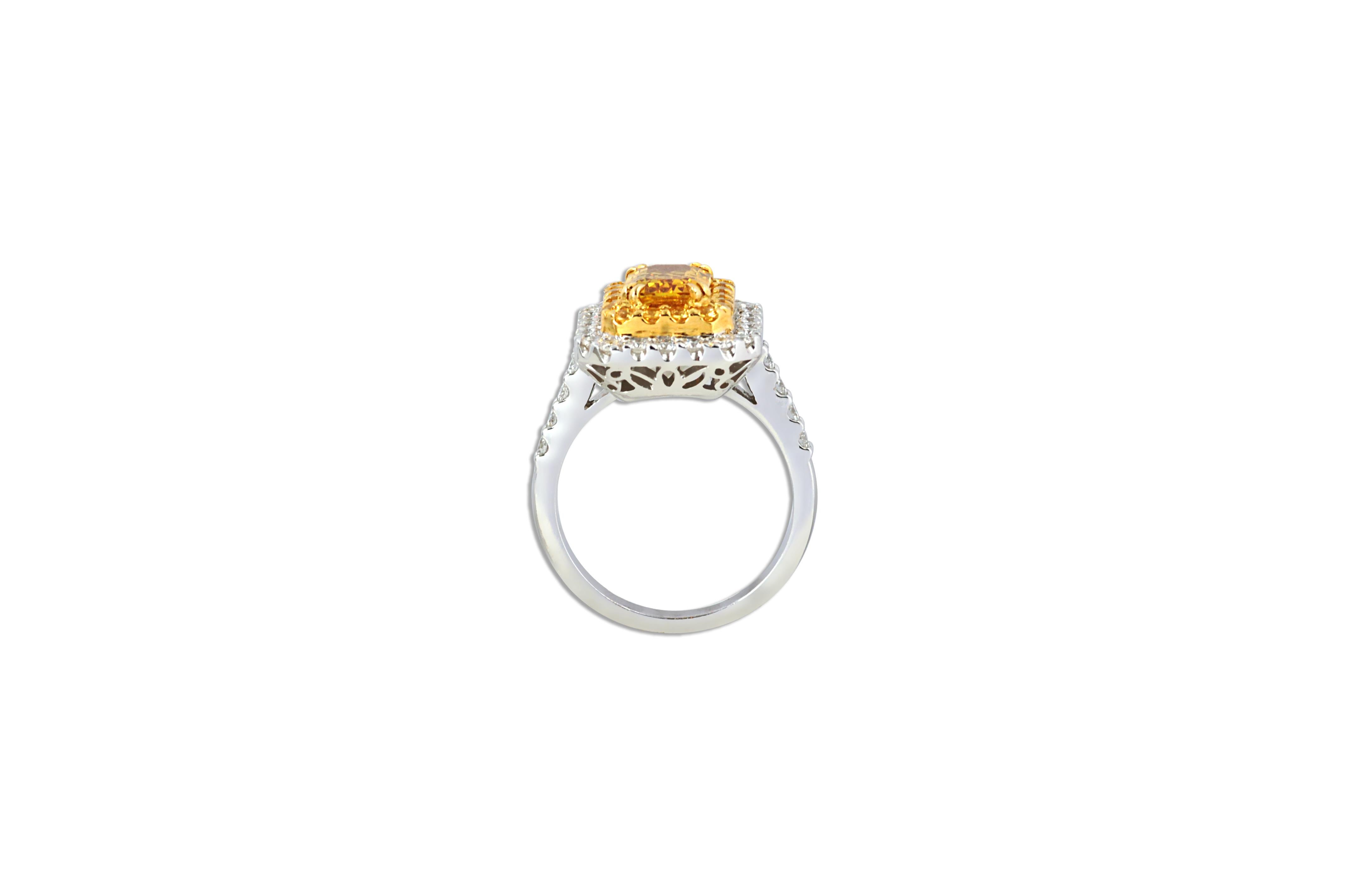 Gelber Saphir mit Diamantring aus 18 Karat Weißgold in Fassungen (Smaragdschliff) im Angebot