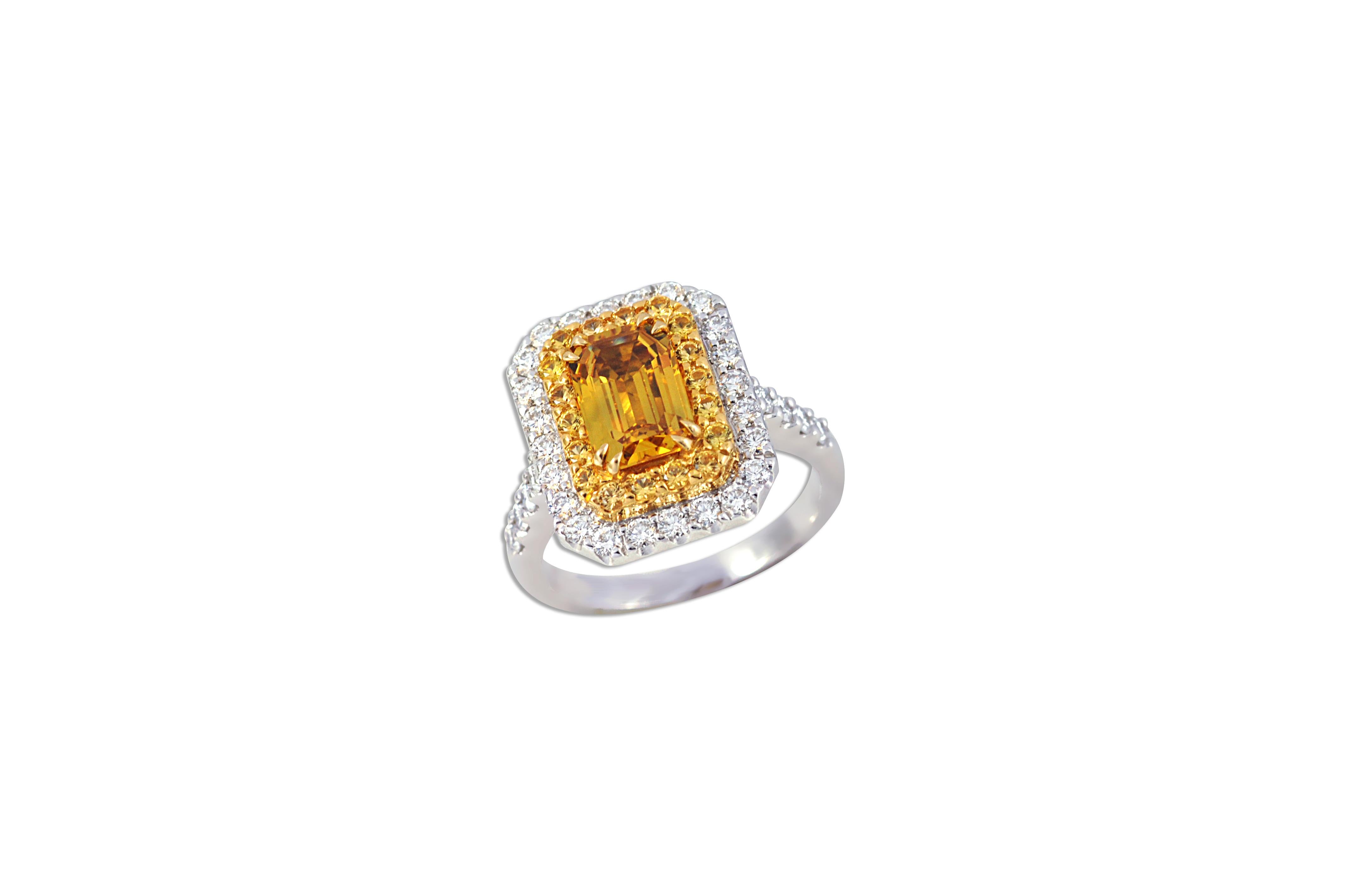 Gelber Saphir mit Diamantring aus 18 Karat Weißgold in Fassungen im Zustand „Neu“ im Angebot in Bangkok, TH