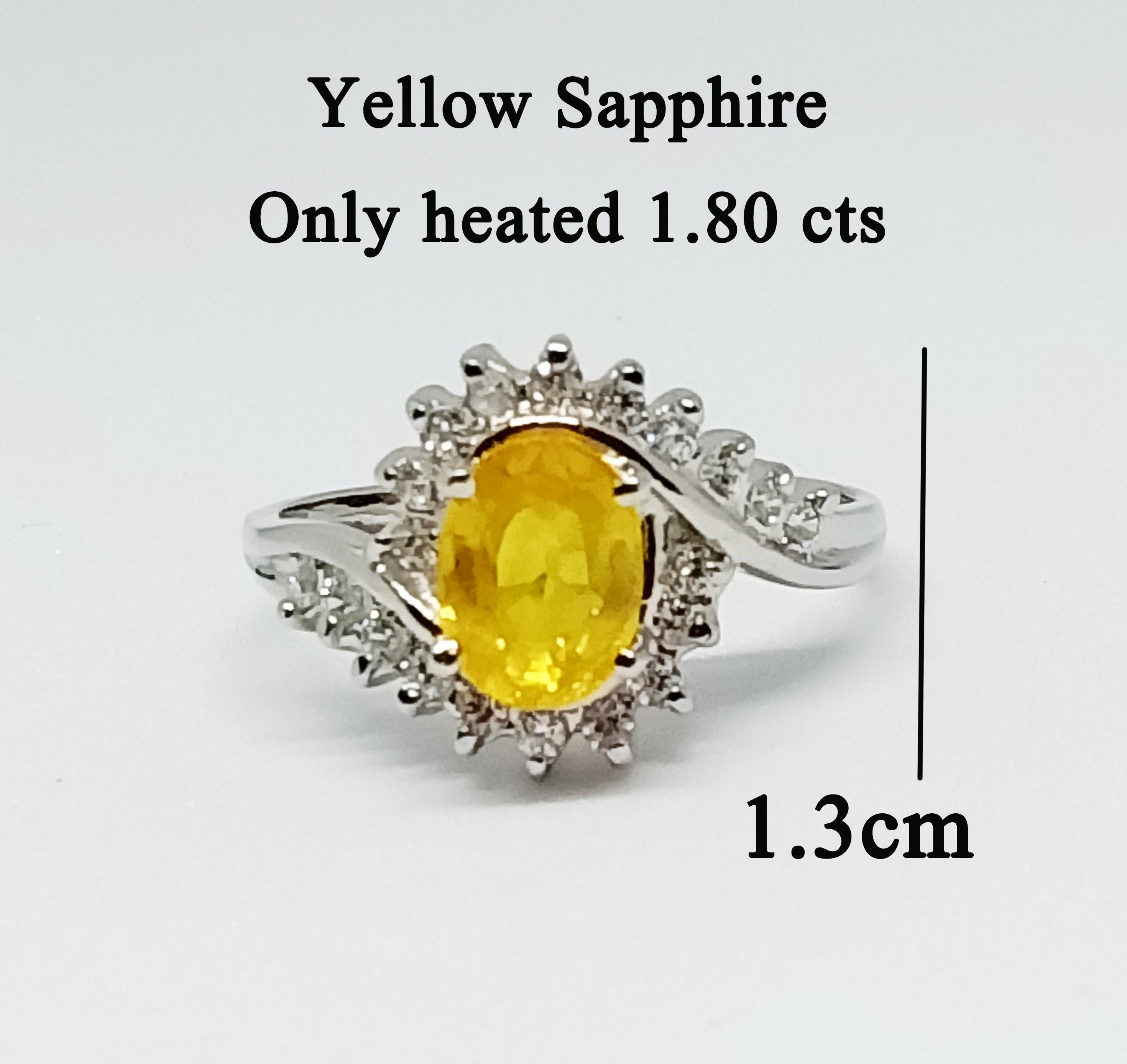 Saphir jaune ovale 1,80 cts  taille 8x6 mm. Seulement chauffé 
Zircon blanc rond 1,5 mm. 18 pièces.
Sur argent sterling plaqué or blanc 18K.
Métal argenté
