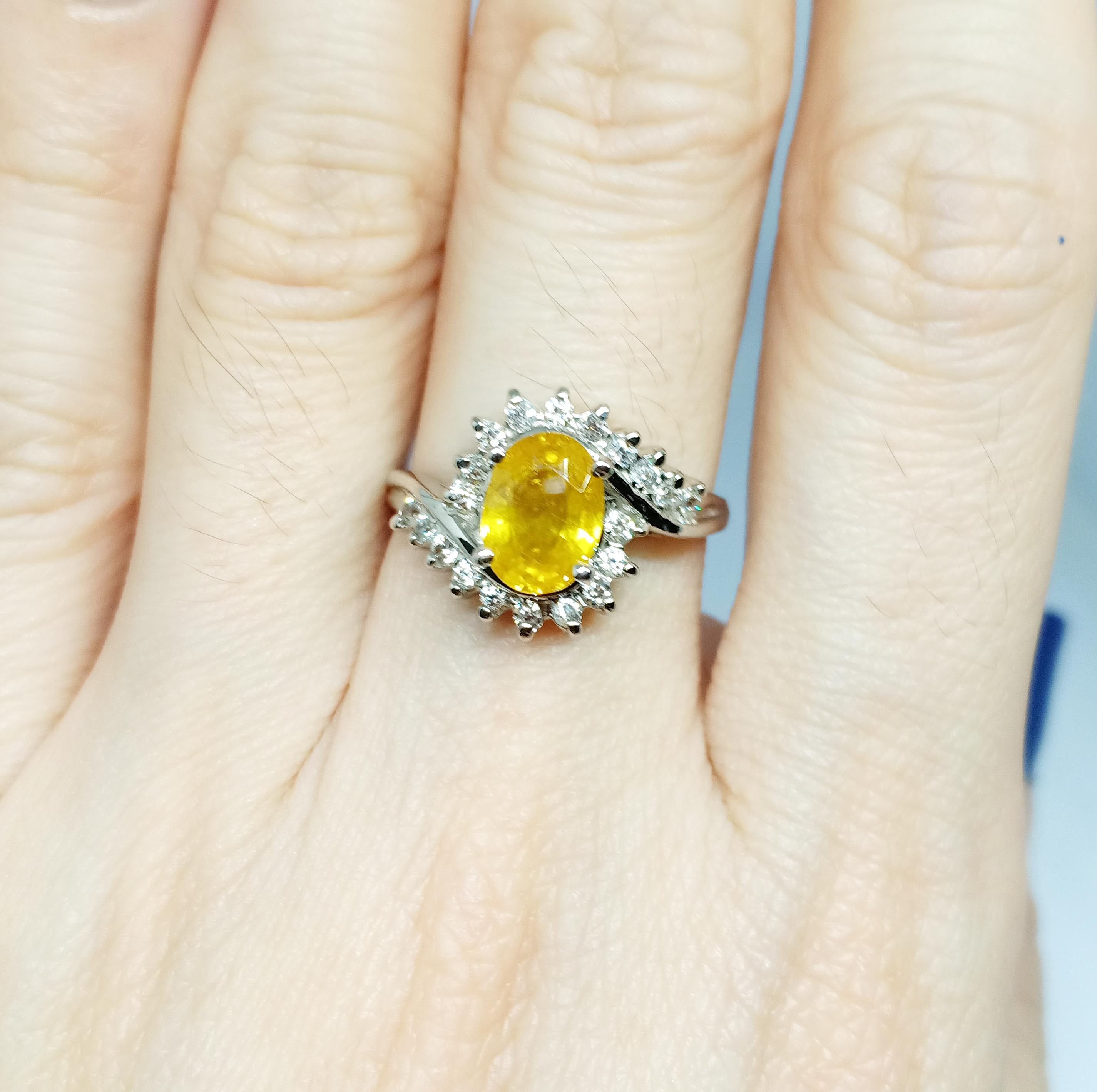 Women's Yellow sapphire(only heated) 1.80cts Silver in White gold Plated. For Sale