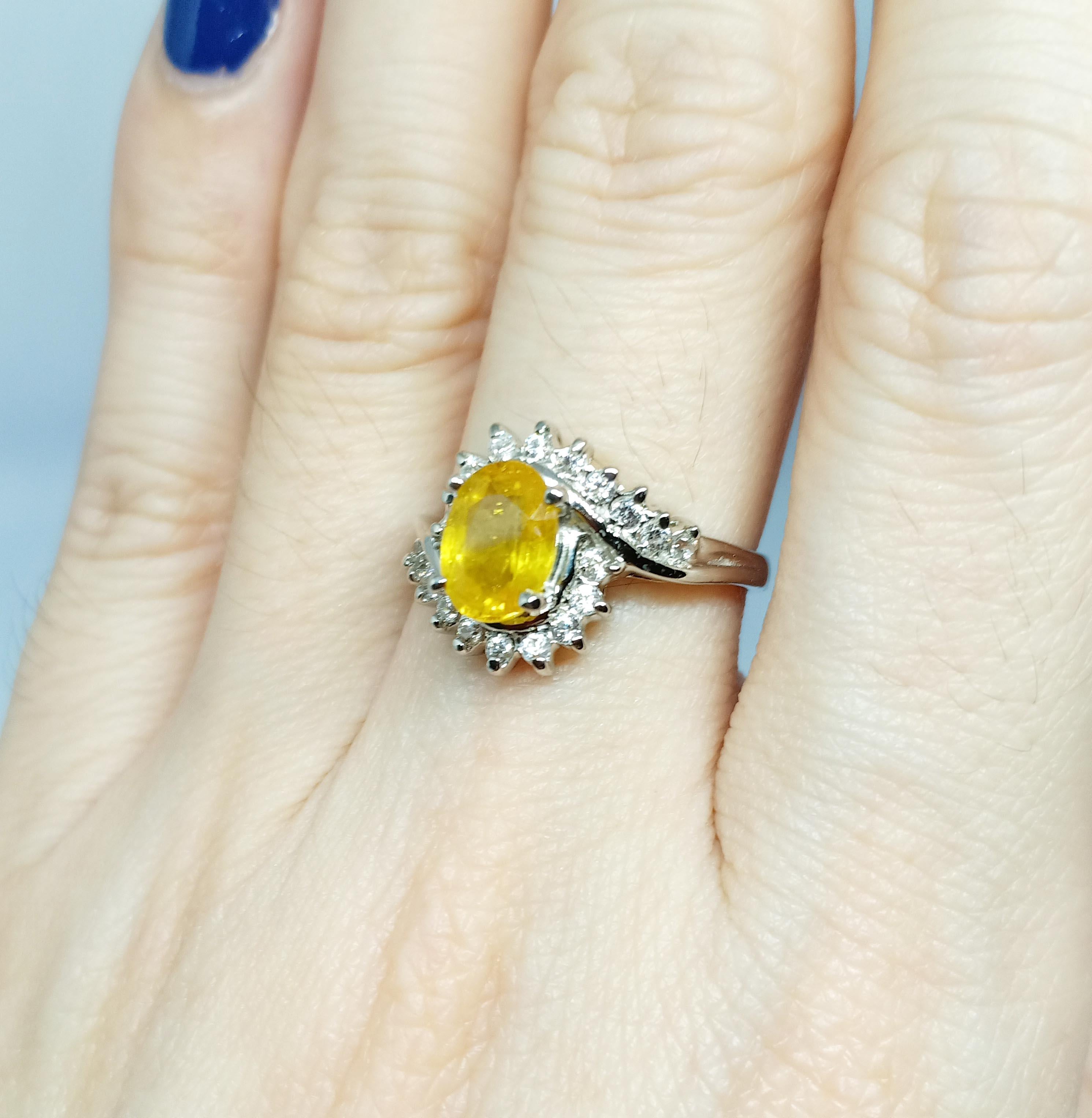 Yellow sapphire(only heated) 1.80cts Silver in White gold Plated. For Sale 1