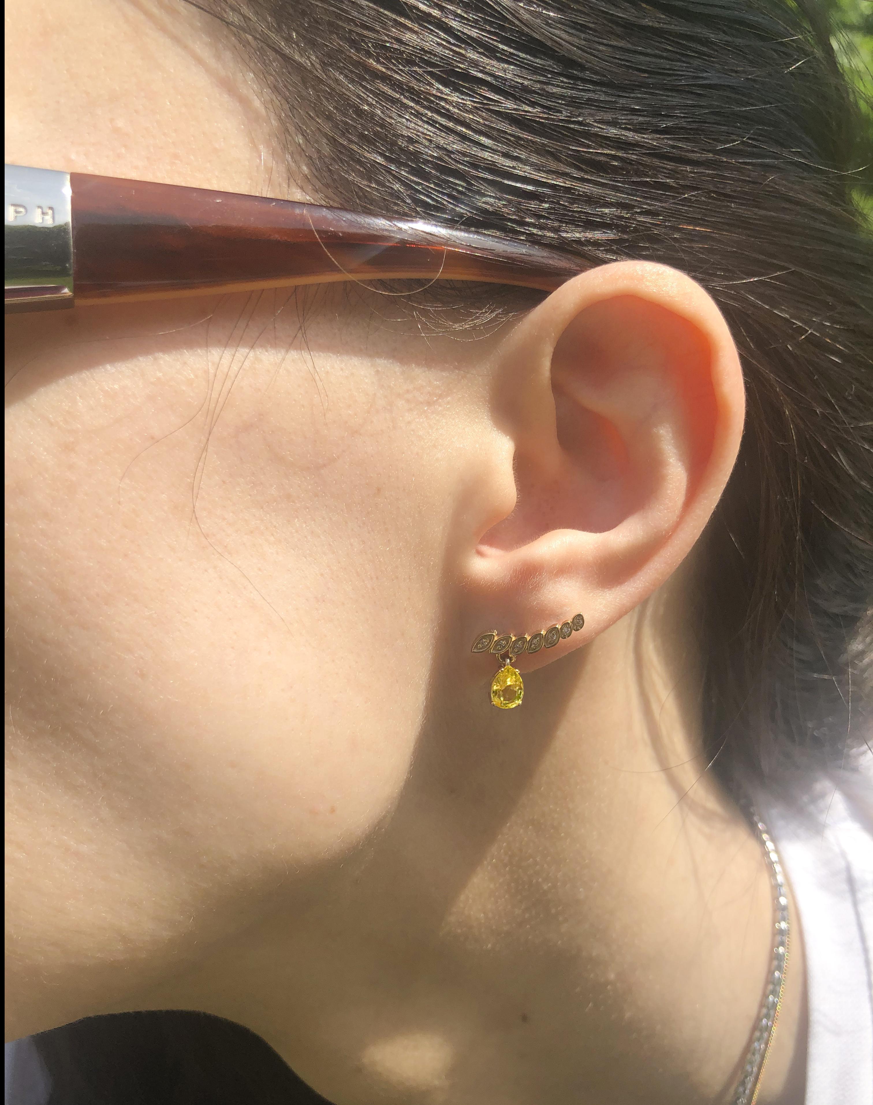 Yellow sapphires and diamonds earrings studs For Sale 3
