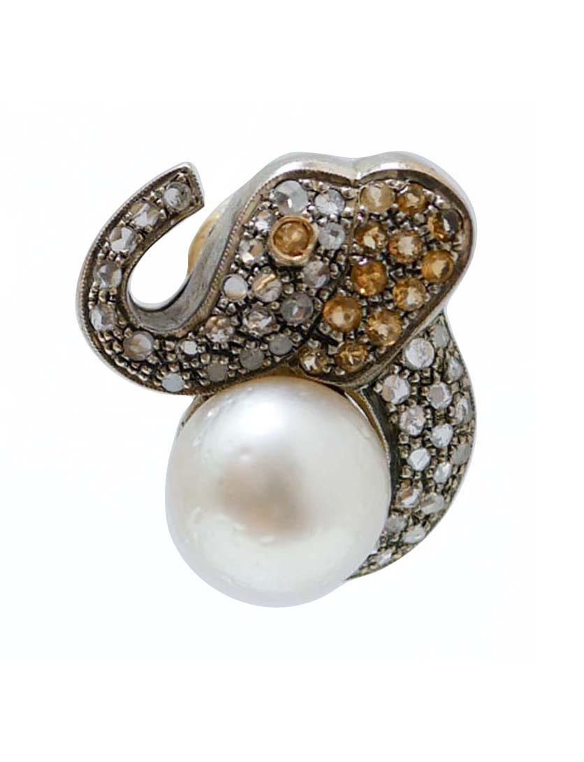 Fashion elephant-shape arrings in 18 kt rose gold and silver structure mounted with a pearl; a yellow sapphire as eye and all the body is studded with diamonds and sapphires.
These earrings were totally handmade by Italian master goldsmiths and they