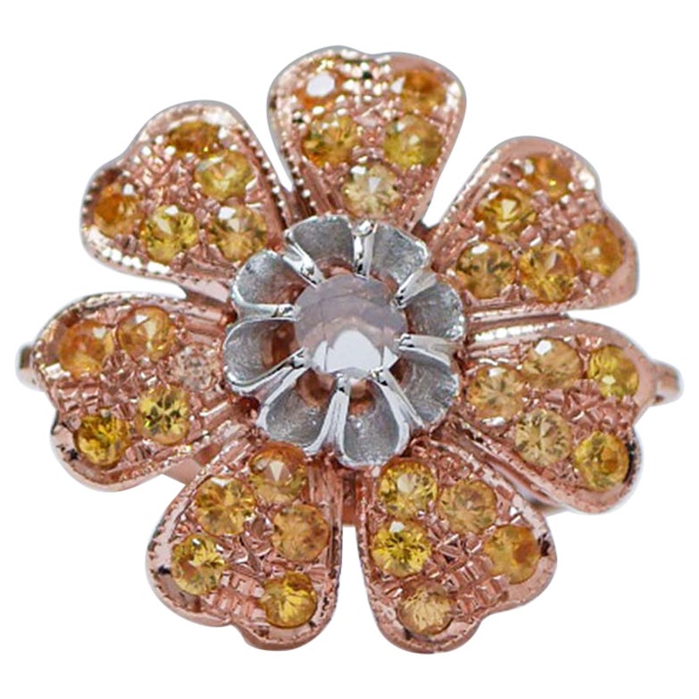 Ring mit gelben Saphiren, Diamanten, Rosegold und Silberblume.