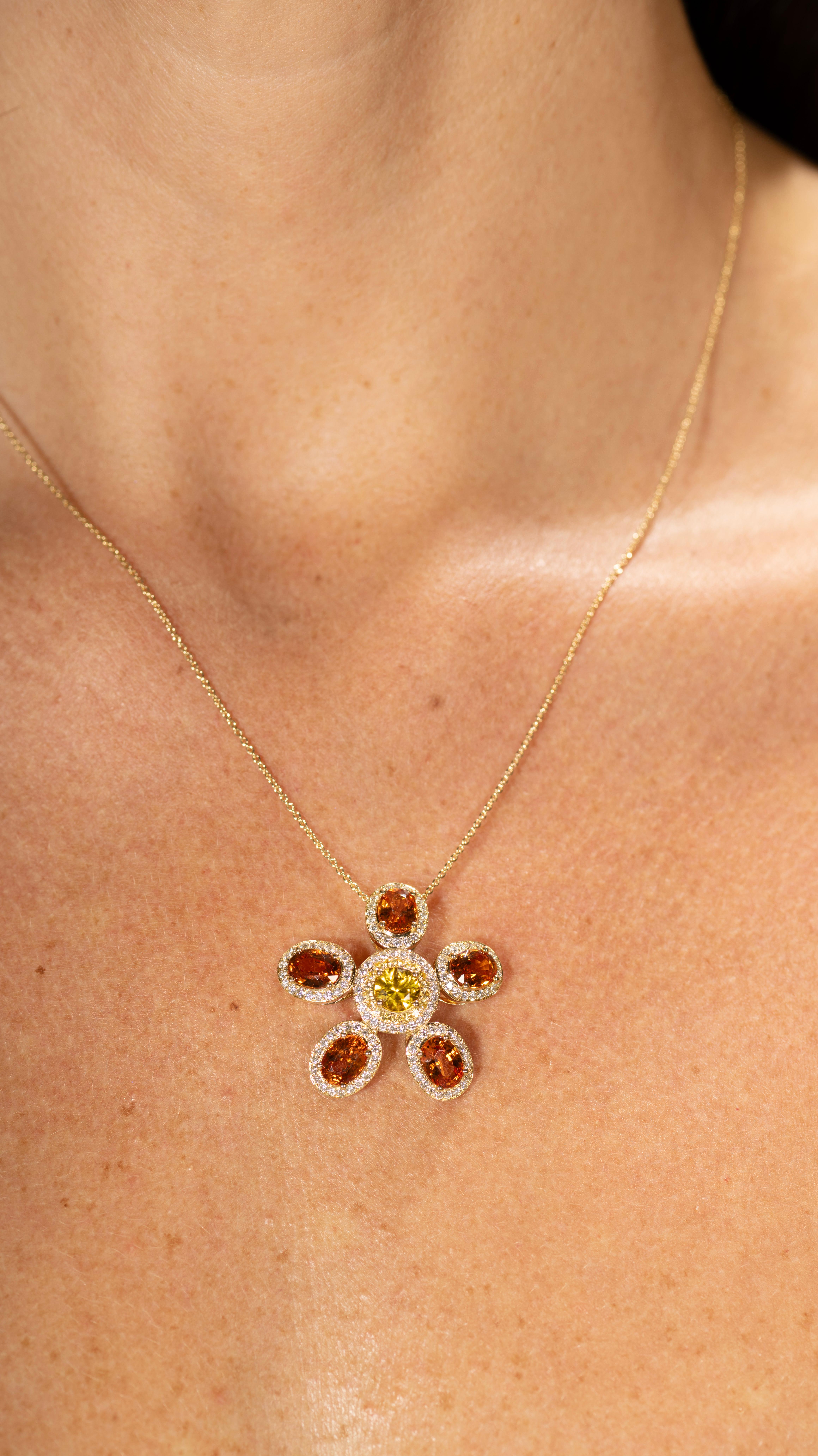Nacido al Sol. Conjunto de piedras. Hechizante.

Cira es tu flor dorada, fabricada en oro amarillo de 18 quilates y anclada por un resplandeciente zafiro amarillo, rodeado de 18 pequeños zafiros amarillos, cinco espesartitas de ricos colores y