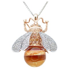 Collier pendentif abeille en or rose et argent avec saphirs jaunes, diamants et ambre