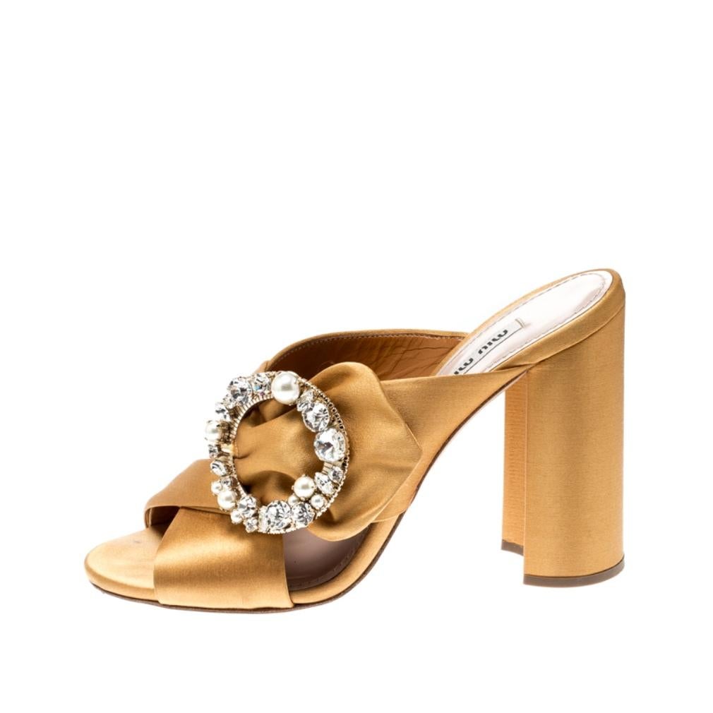 Ravishing, resplendent and regal, these mules from Miu Miu will take your breath away! The yellow mules are crafted from satin and feature a peep-toe silhouette. They flaunt crossover vamp straps with an exquisite crystal, faux pearl-embellished