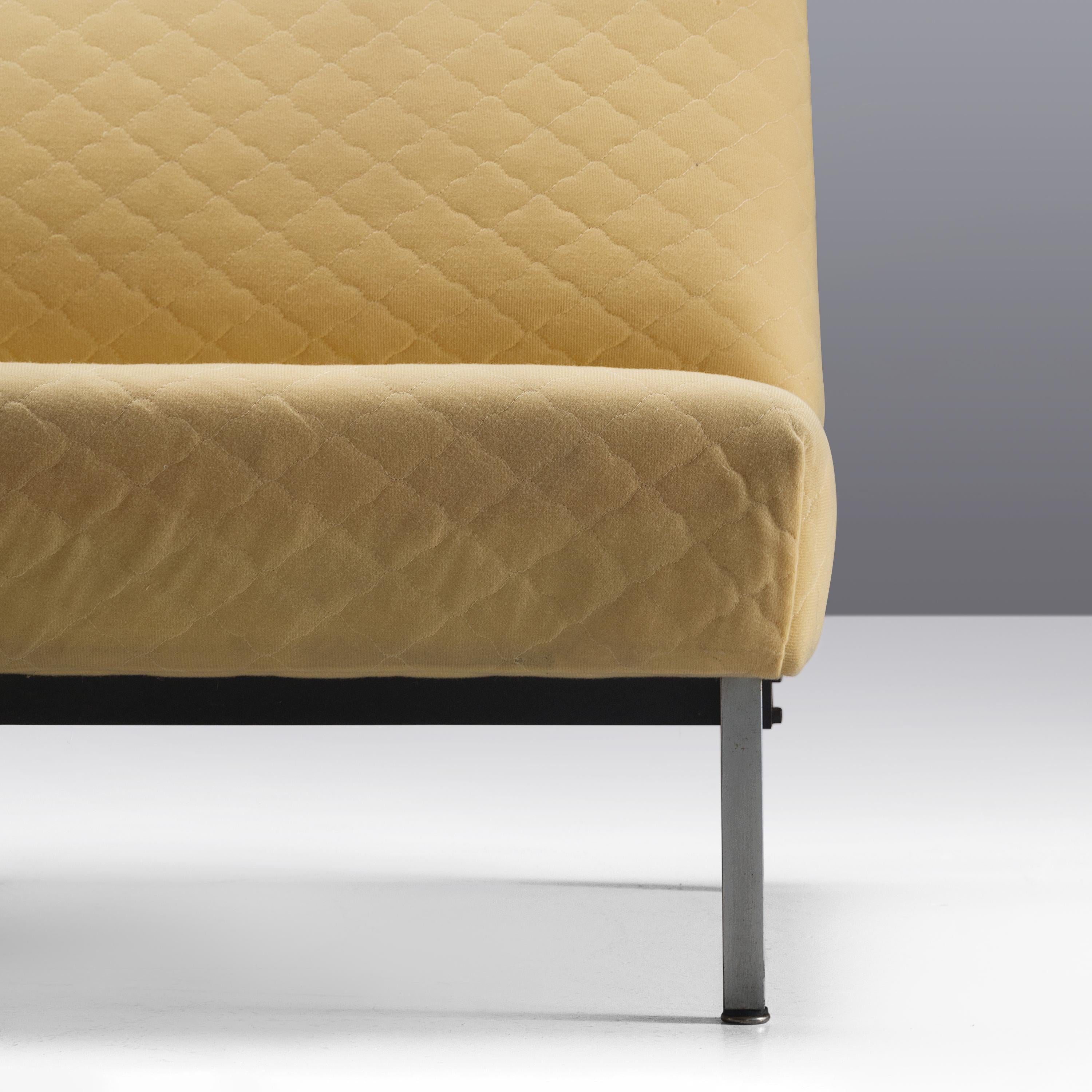 Mid-Century Modern Canapé d'angle sectionnel américain moderne en tissu jaune structuré en vente