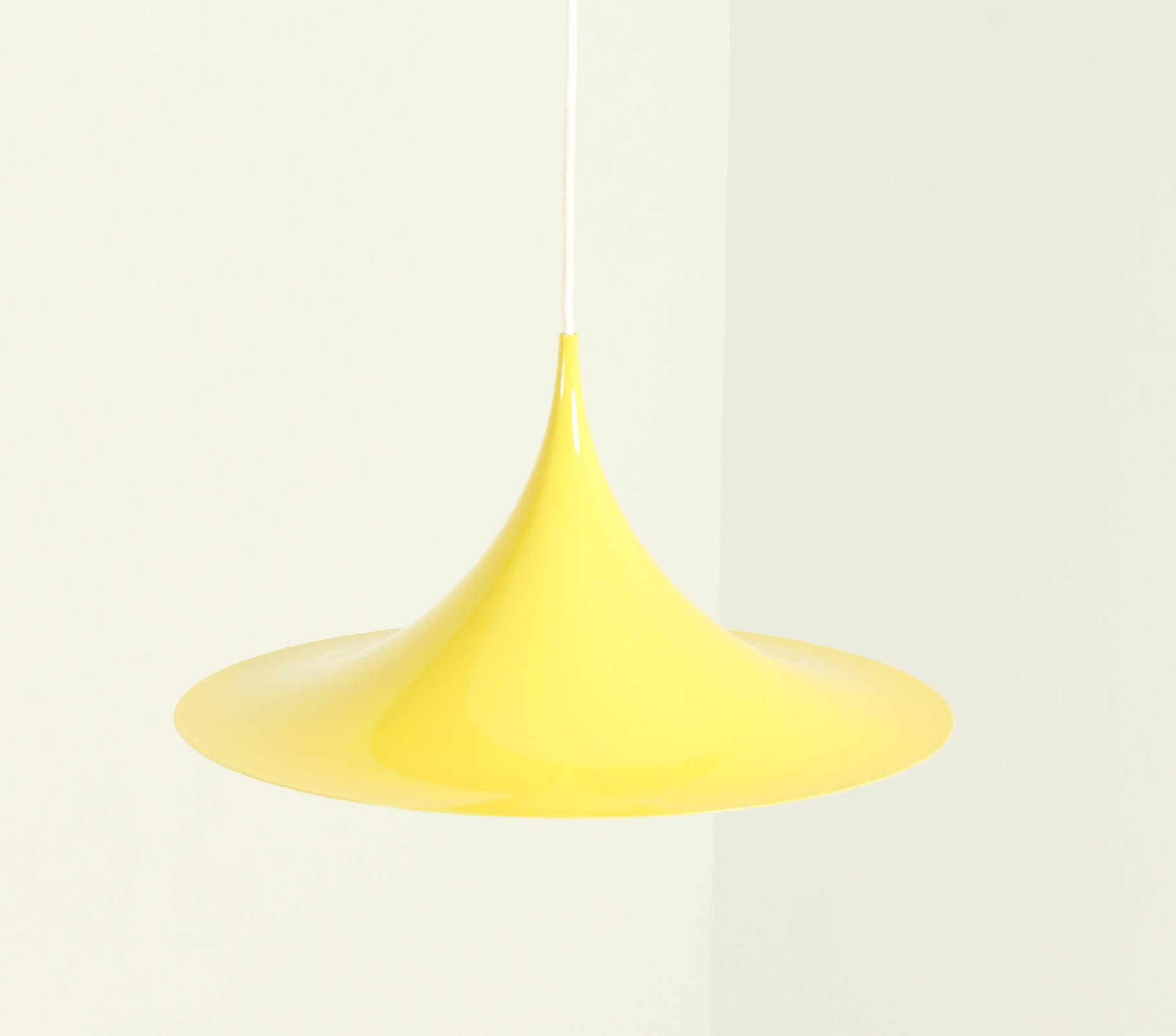 Petite lampe suspendue Semi conçue par Claus Bonderup et Torsten Thorup pour Fog & Morup, Danemark en 1967. Métal laqué jaune.