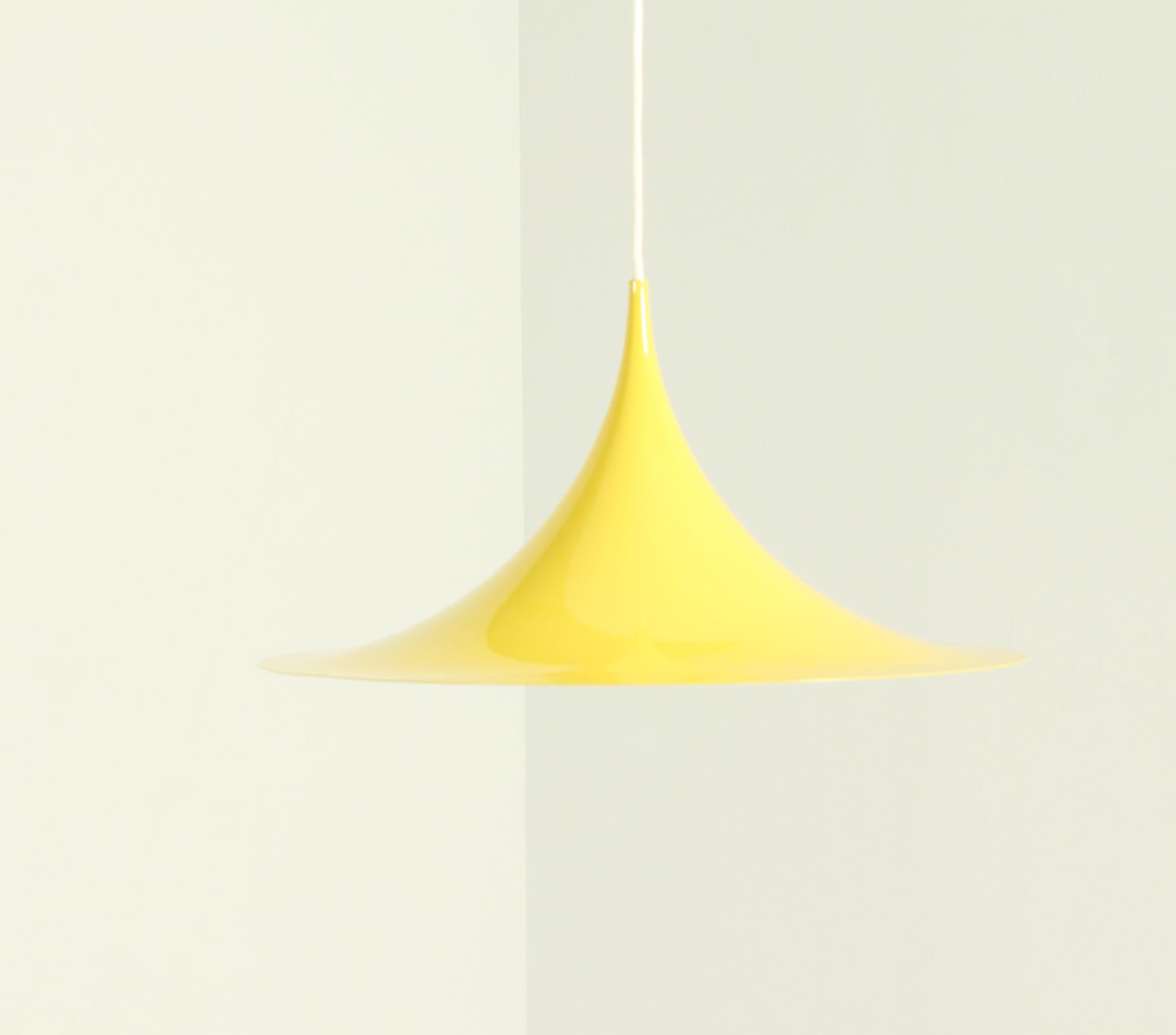 Scandinave moderne Lampe semi-pendante jaune par Claus Bonderup & Torsten Thorup, Danemark en vente