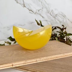 Escultura Semiesfera Amarilla de Resina Pulida by Paola Valle