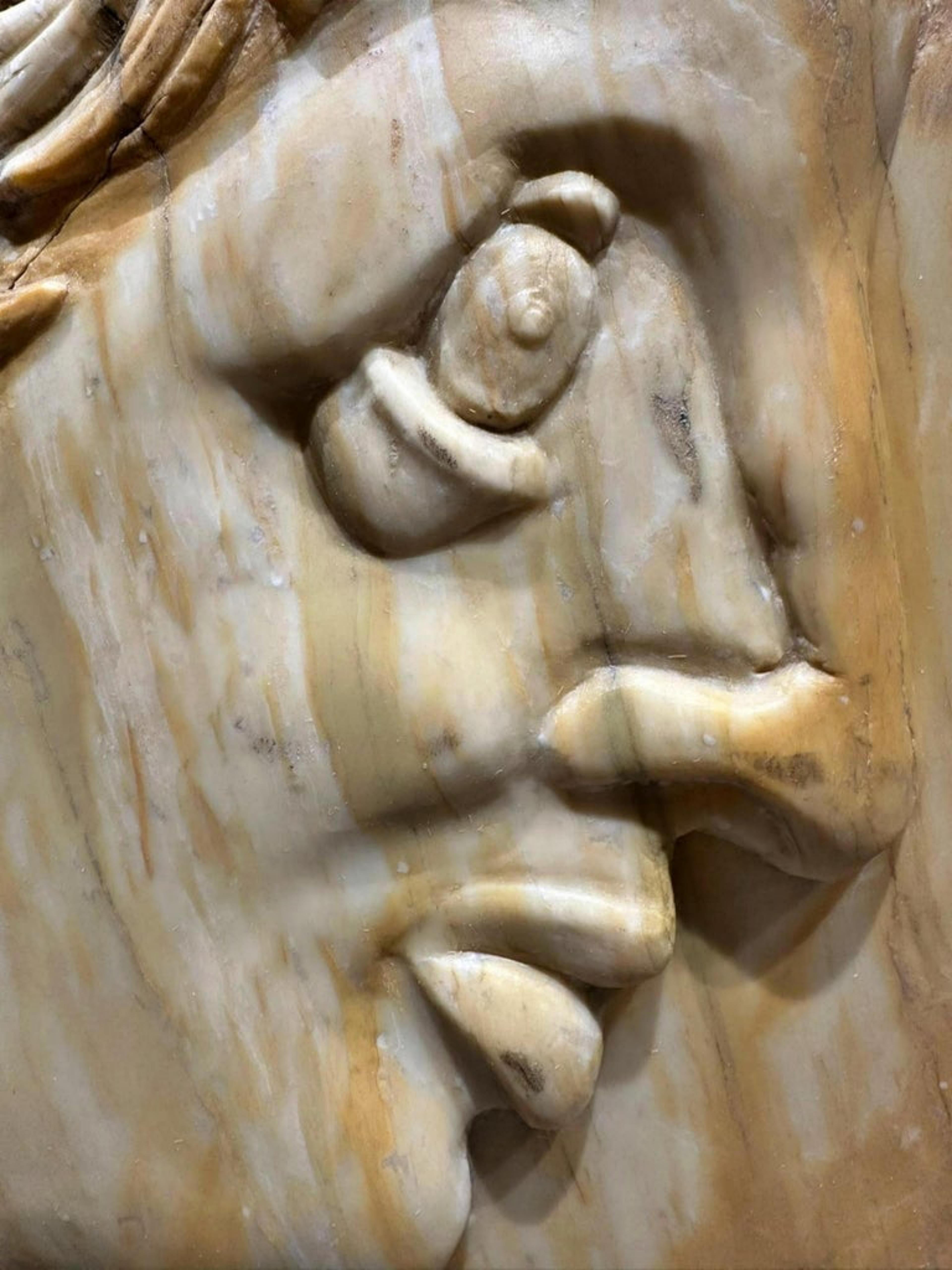 Intagliato a mano Tondo in marmo giallo di Siena di Alexander il Grande AMMON XX secolo in vendita
