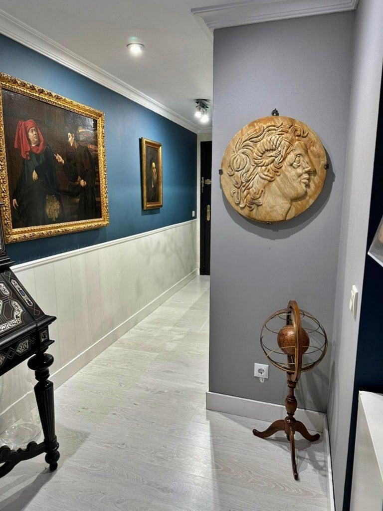 Intagliato a mano Tondo in marmo giallo di Siena di Alexander il Grande AMMON XX secolo in vendita