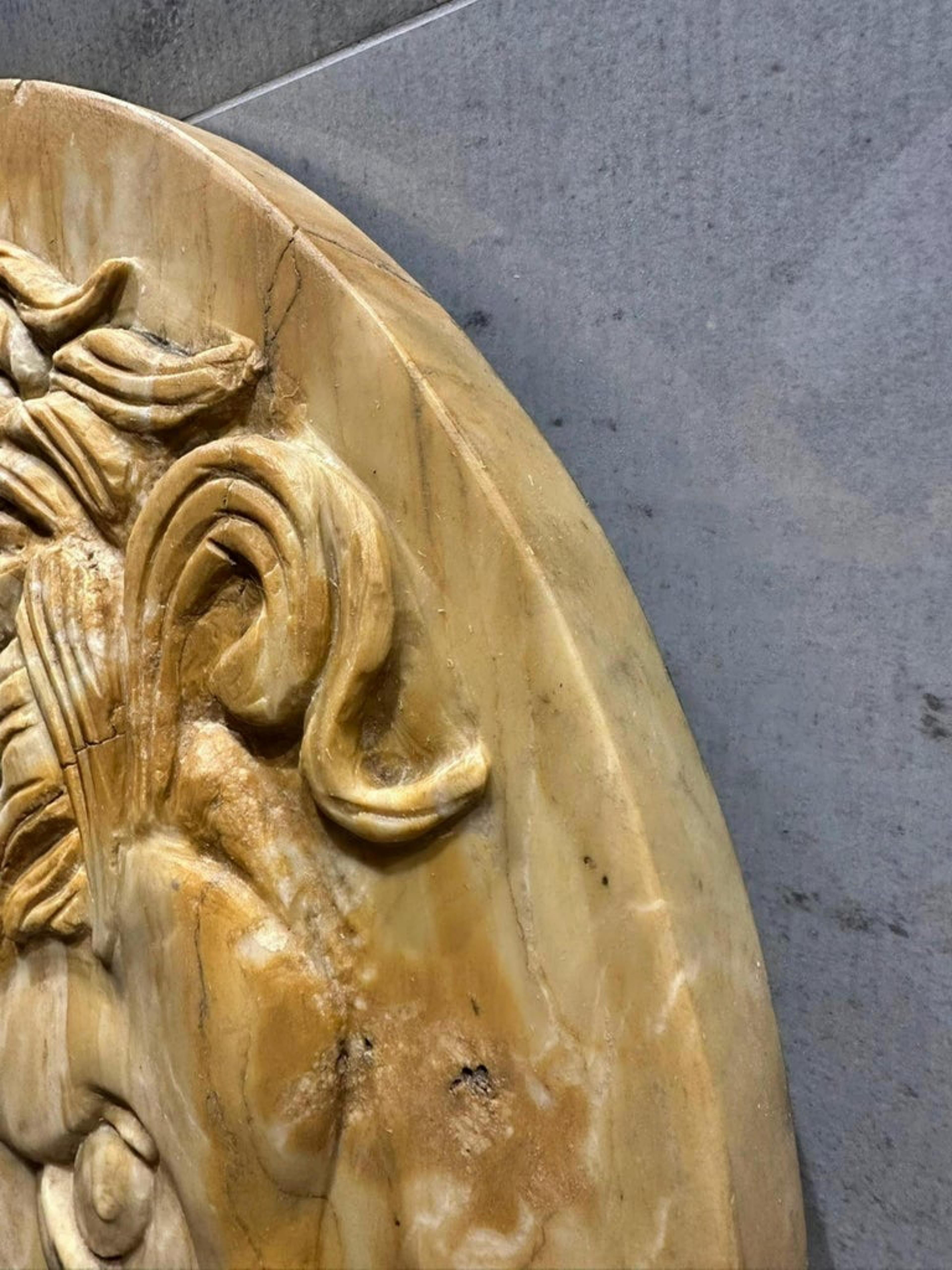 Marmo Tondo in marmo giallo di Siena di Alexander il Grande AMMON XX secolo in vendita